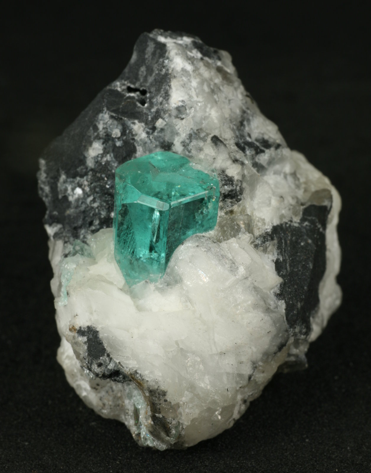 Beryl (variety emerald), Calcite
38x24x33mm
(Autor: Fiebre Verde)