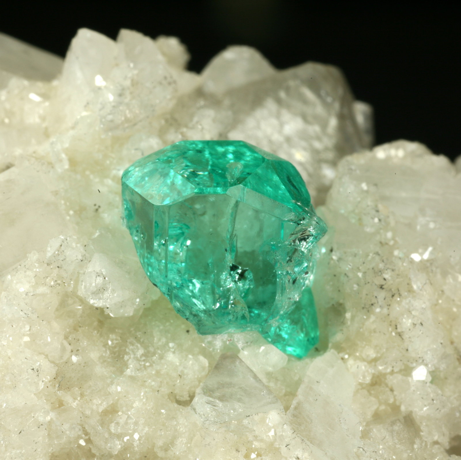 Beryl (variety emerald), Calcite
37x34x38mm
(Autor: Fiebre Verde)