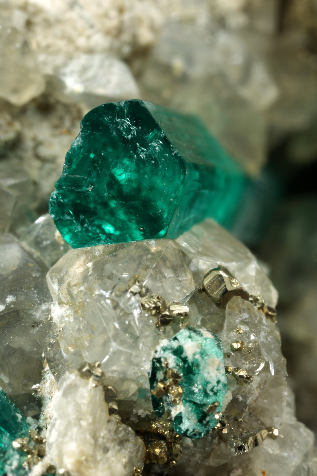 Beryl (variety emerald), Dolomite, Pyrite
21x58x31mm, largest xl=13mm
(Autor: Fiebre Verde)