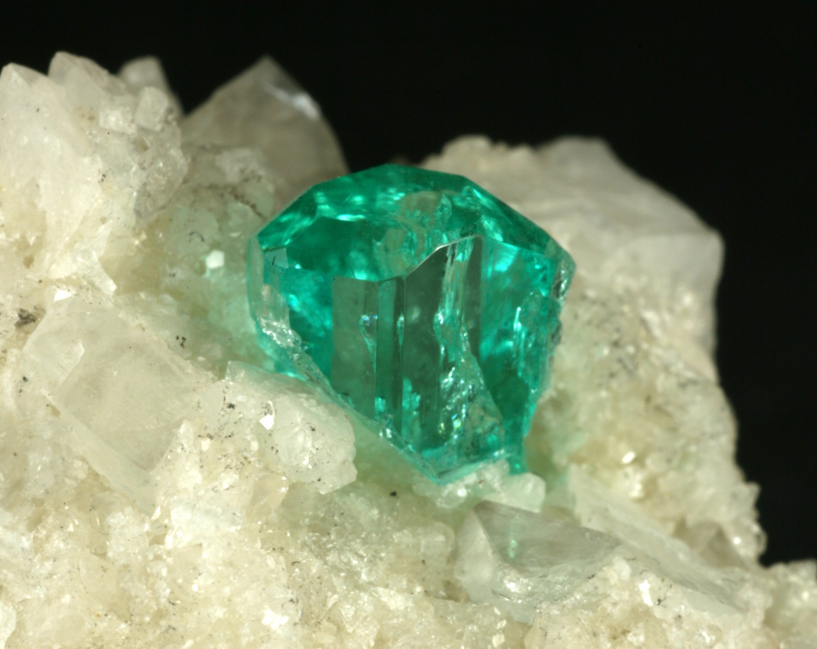 Beryl (variety emerald), Calcite
37x34x38mm
(Autor: Fiebre Verde)