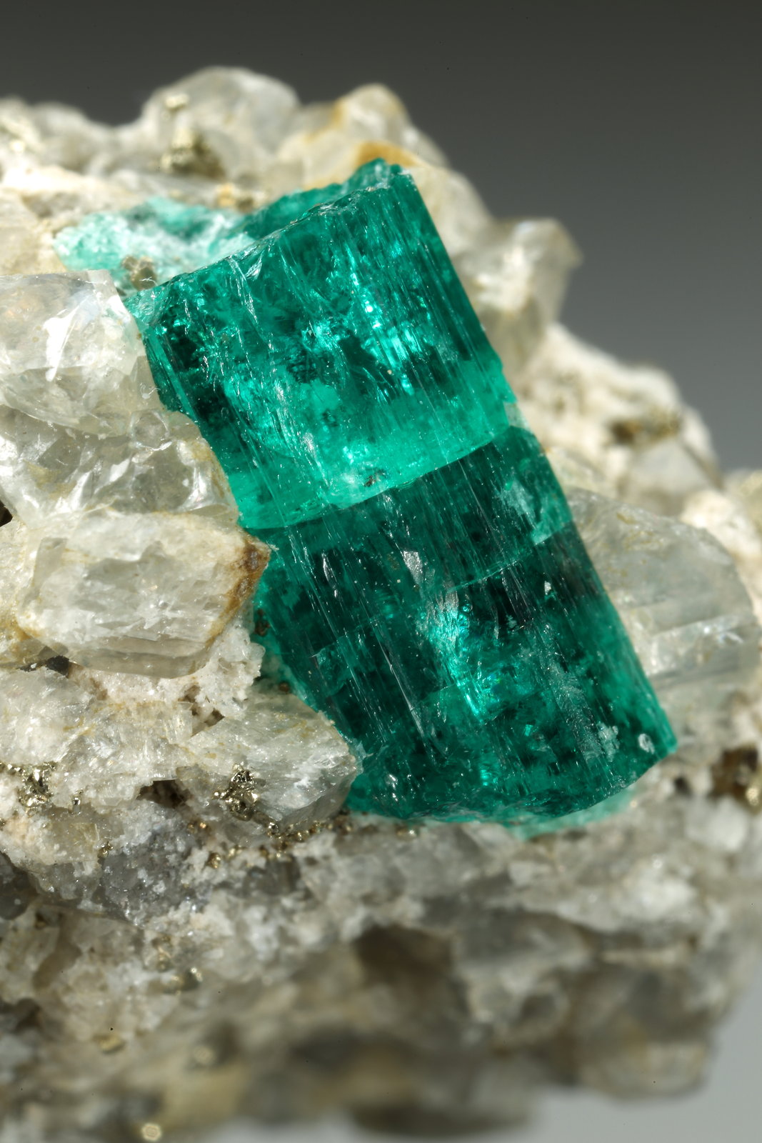 Beryl (variety emerald), Dolomite, Pyrite
21x58x31mm, largest xl=13mm
(Autor: Fiebre Verde)