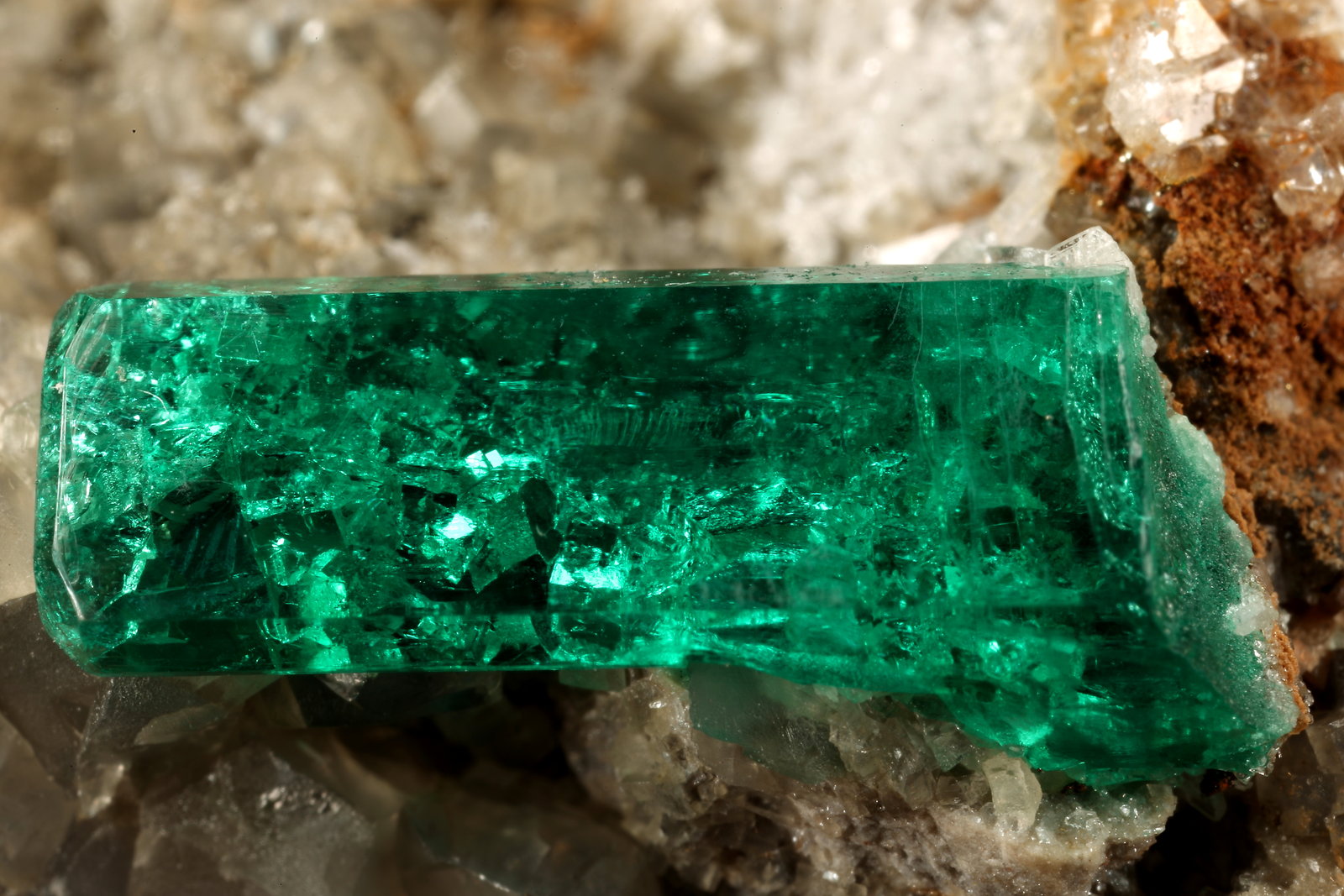 Beryl (variety emerald), Calcite, Pyrite, Albite (variety cleavelandite)
22x21x30mm, xl=14mm
(Autor: Fiebre Verde)