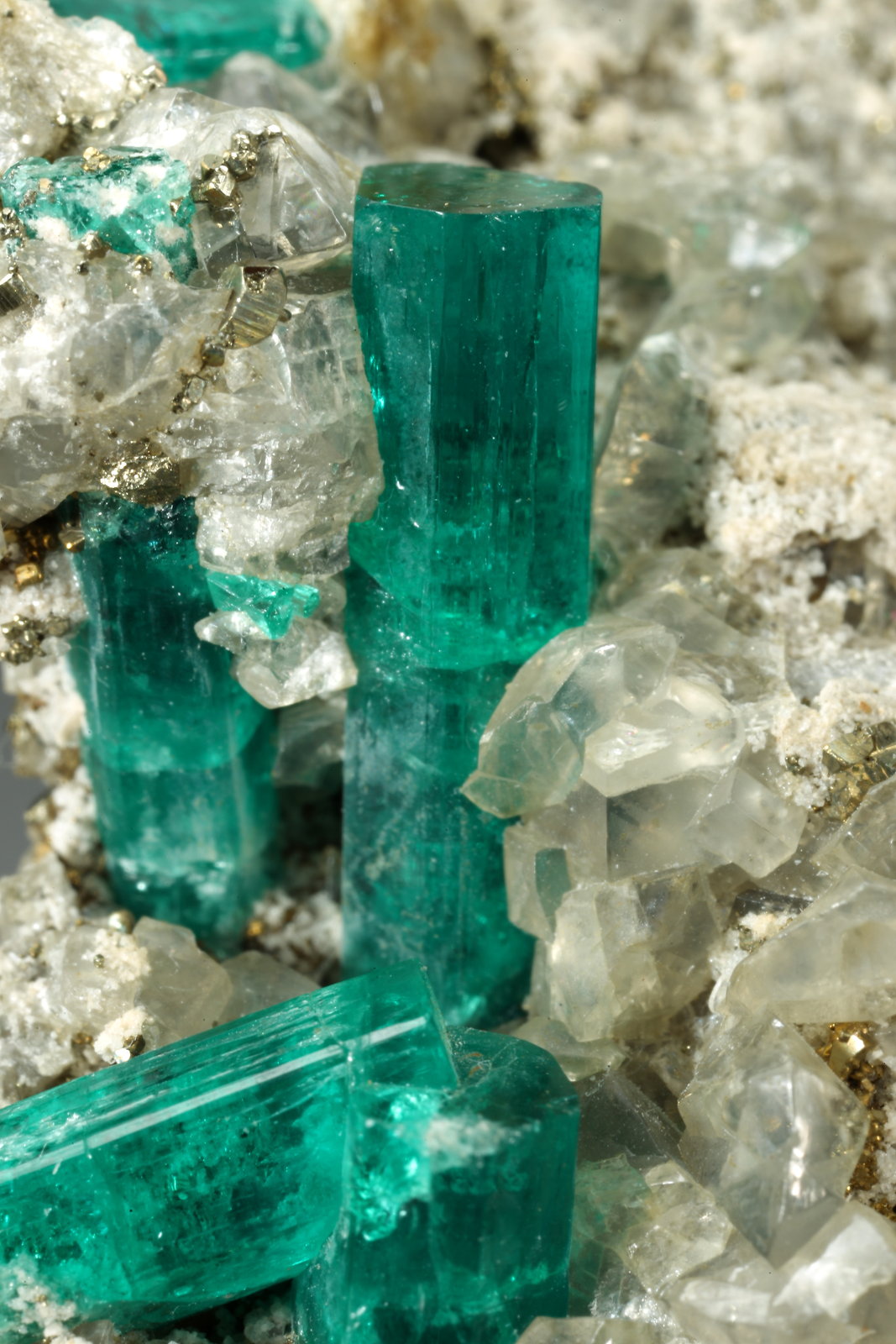 Beryl (variety emerald), Dolomite, Pyrite
21x58x31mm, largest xl=13mm
(Autor: Fiebre Verde)