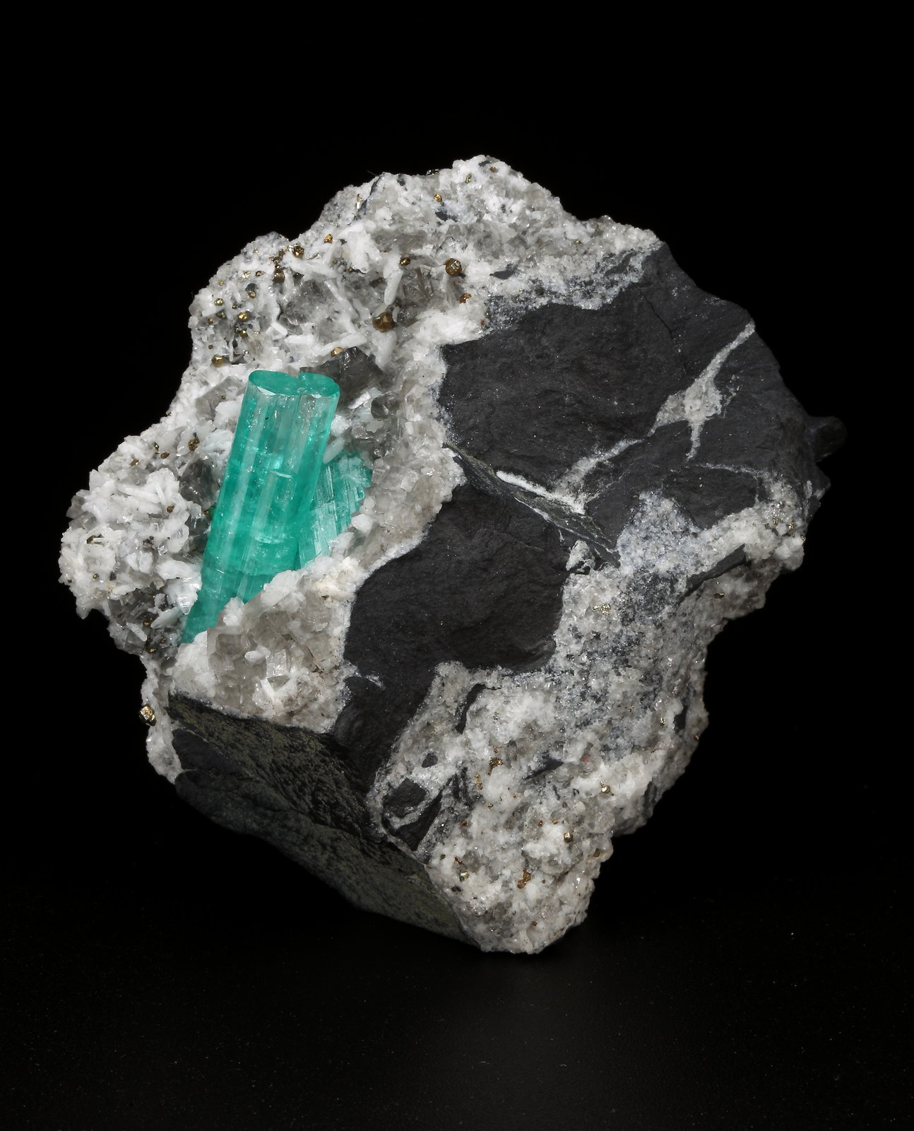 Beryl (variety emerald), Albite (variety cleavelandite), Calcite, Pyrite
55x56x22mm, main aggregate=24mm
(Autor: Fiebre Verde)