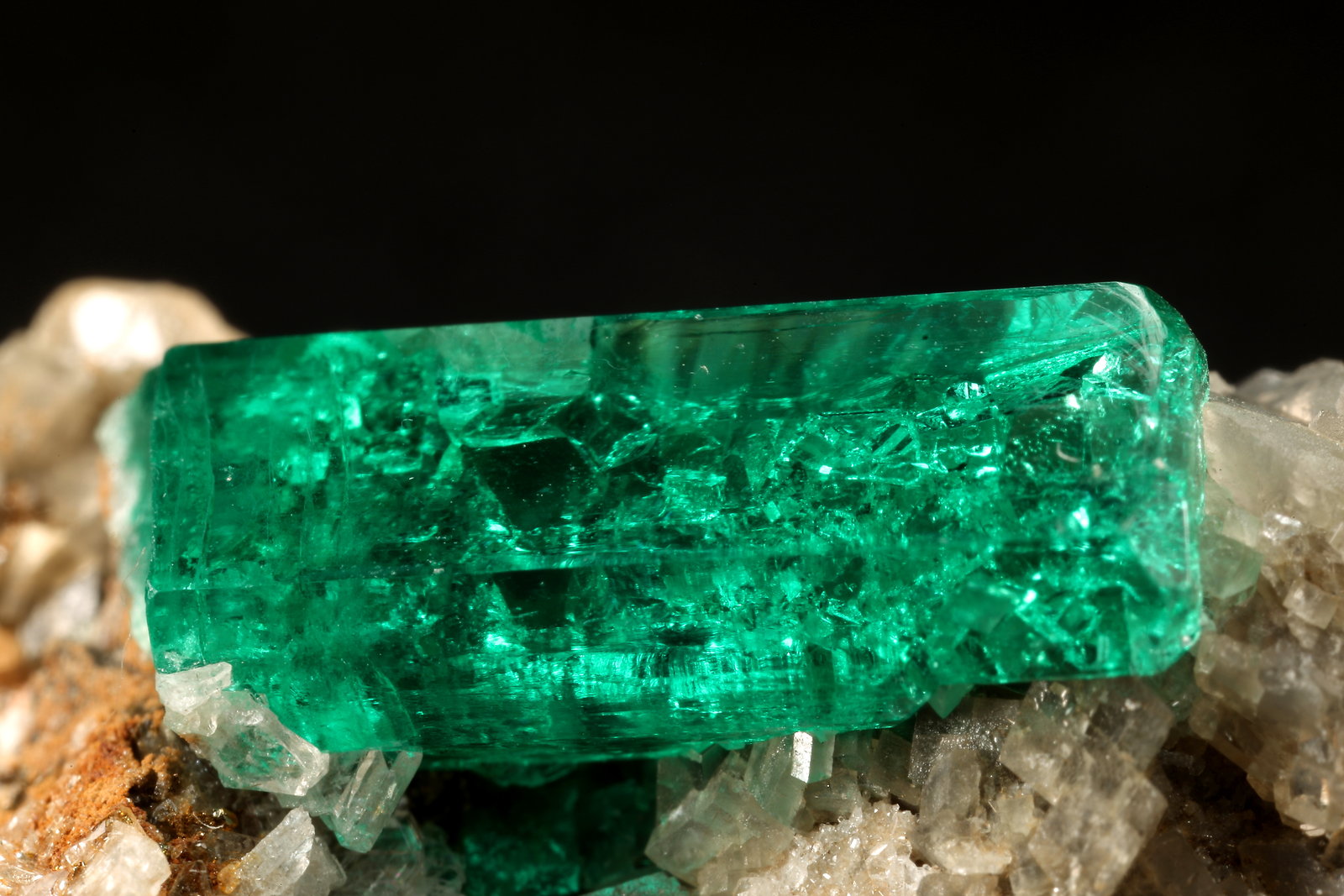 Beryl (variety emerald), Calcite, Pyrite, Albite (variety cleavelandite)
22x21x30mm, xl=14mm
(Autor: Fiebre Verde)