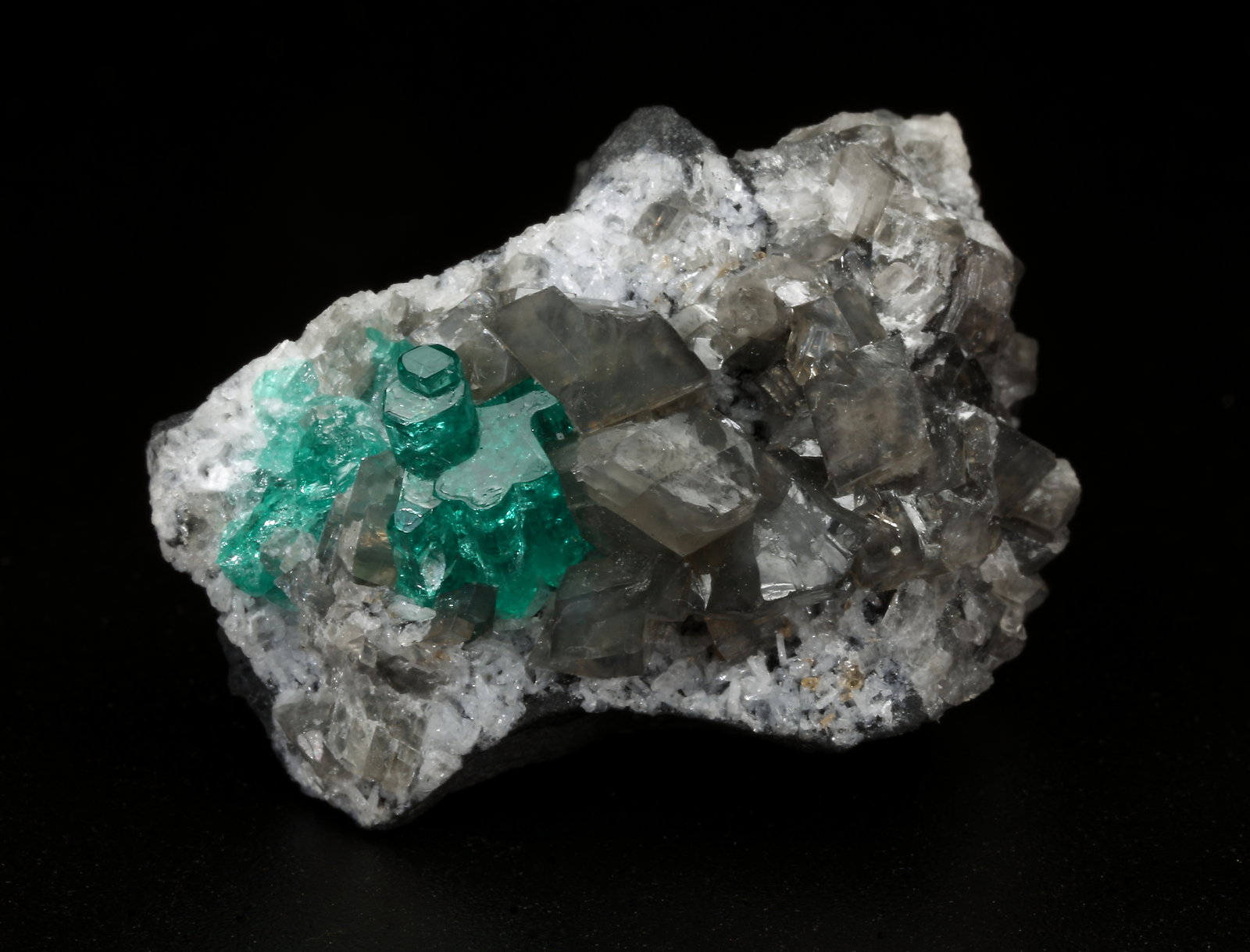 Beryl (variety emerald), Calcite, Dolomite
33x20x23mm, main aggregate=10x9mm
(Autor: Fiebre Verde)