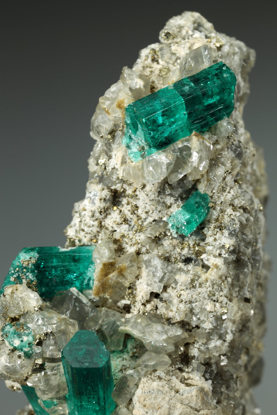 Beryl (variety emerald), Dolomite, Pyrite
21x58x31mm, largest xl=13mm
(Autor: Fiebre Verde)