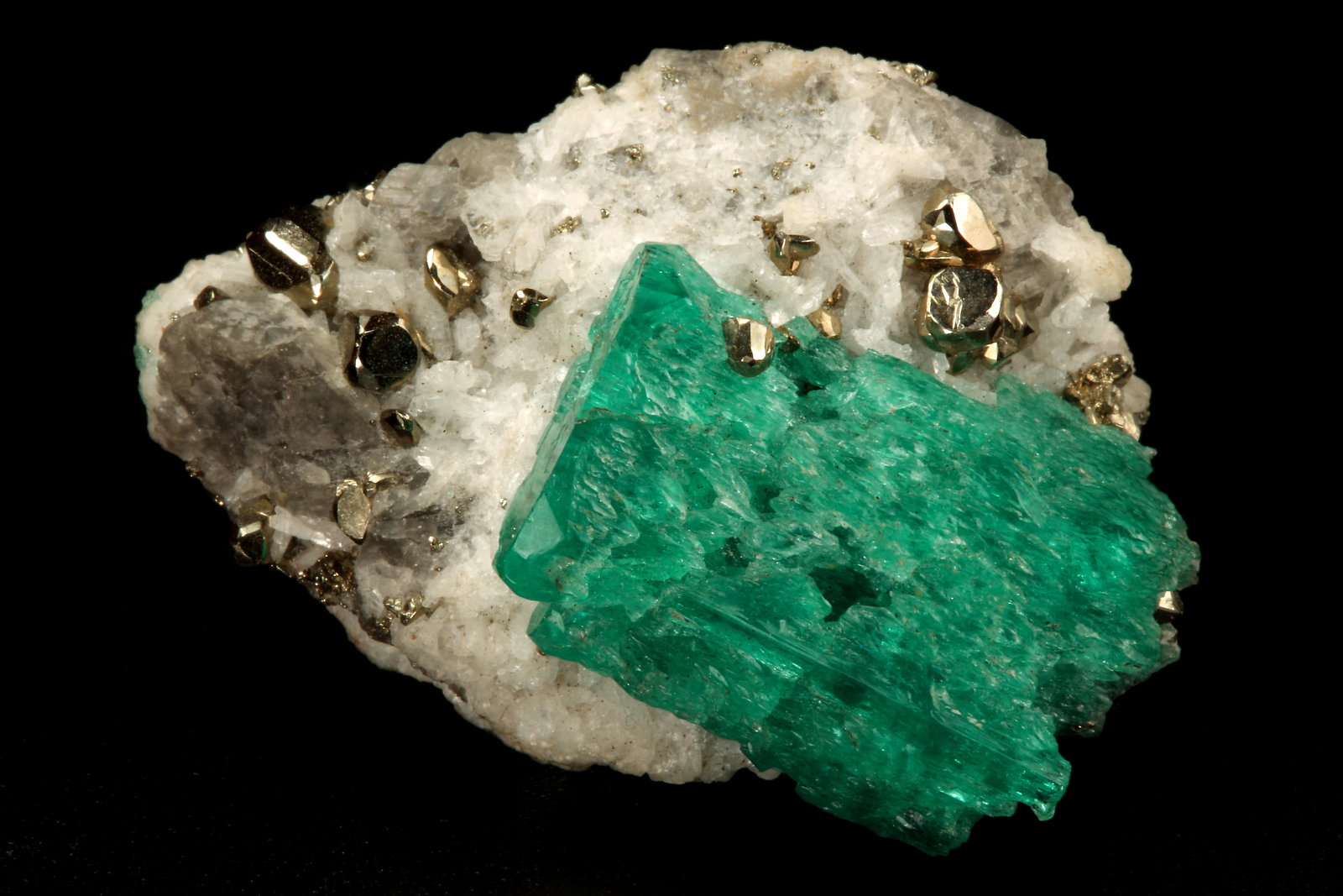 Beryl (variety emerald), Calcite, Pyrite
29x18x39mm, xl=24mm
(Autor: Fiebre Verde)