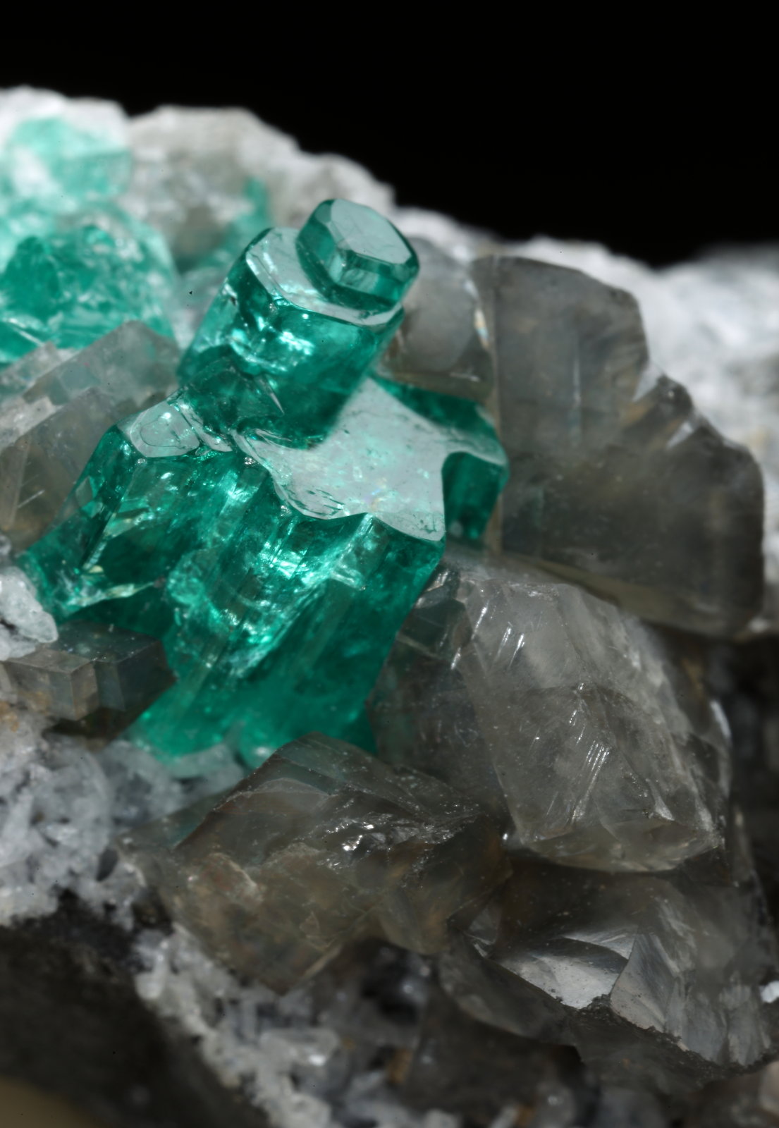 Beryl (variety emerald), Calcite, Dolomite
33x20x23mm, main aggregate=10x9mm
(Autor: Fiebre Verde)