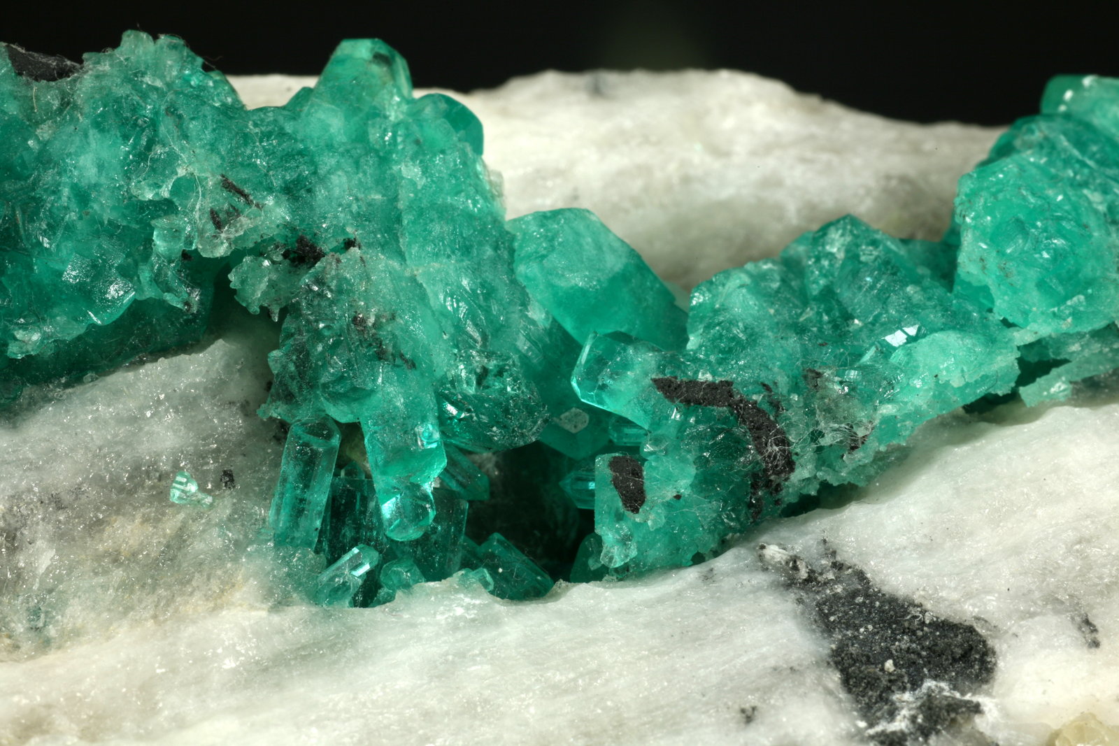 Beryl (variety emerald), Calcite
Detail - FOV=5cm
(Autor: Fiebre Verde)