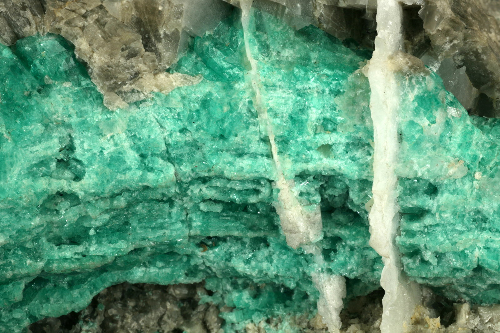 Beryl (variety emerald), Calcite
Detail - FOV=7cm
(Autor: Fiebre Verde)