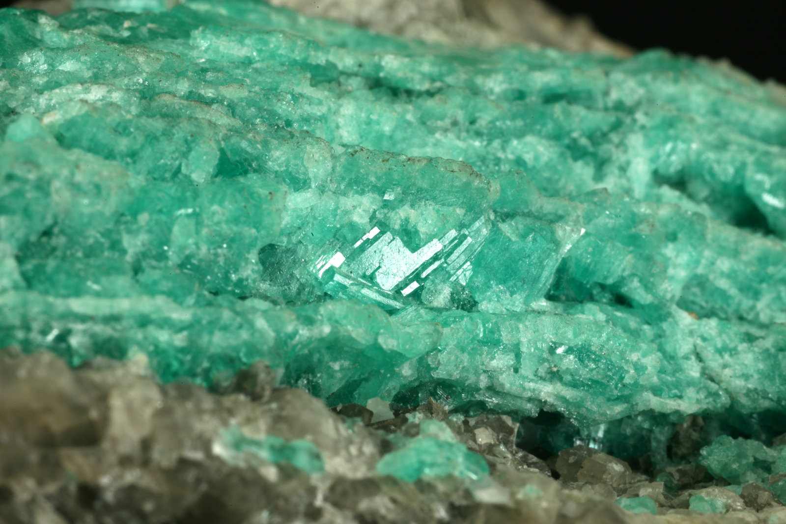 Beryl (variety emerald), Calcite
Detail - FOV=3cm
(Autor: Fiebre Verde)