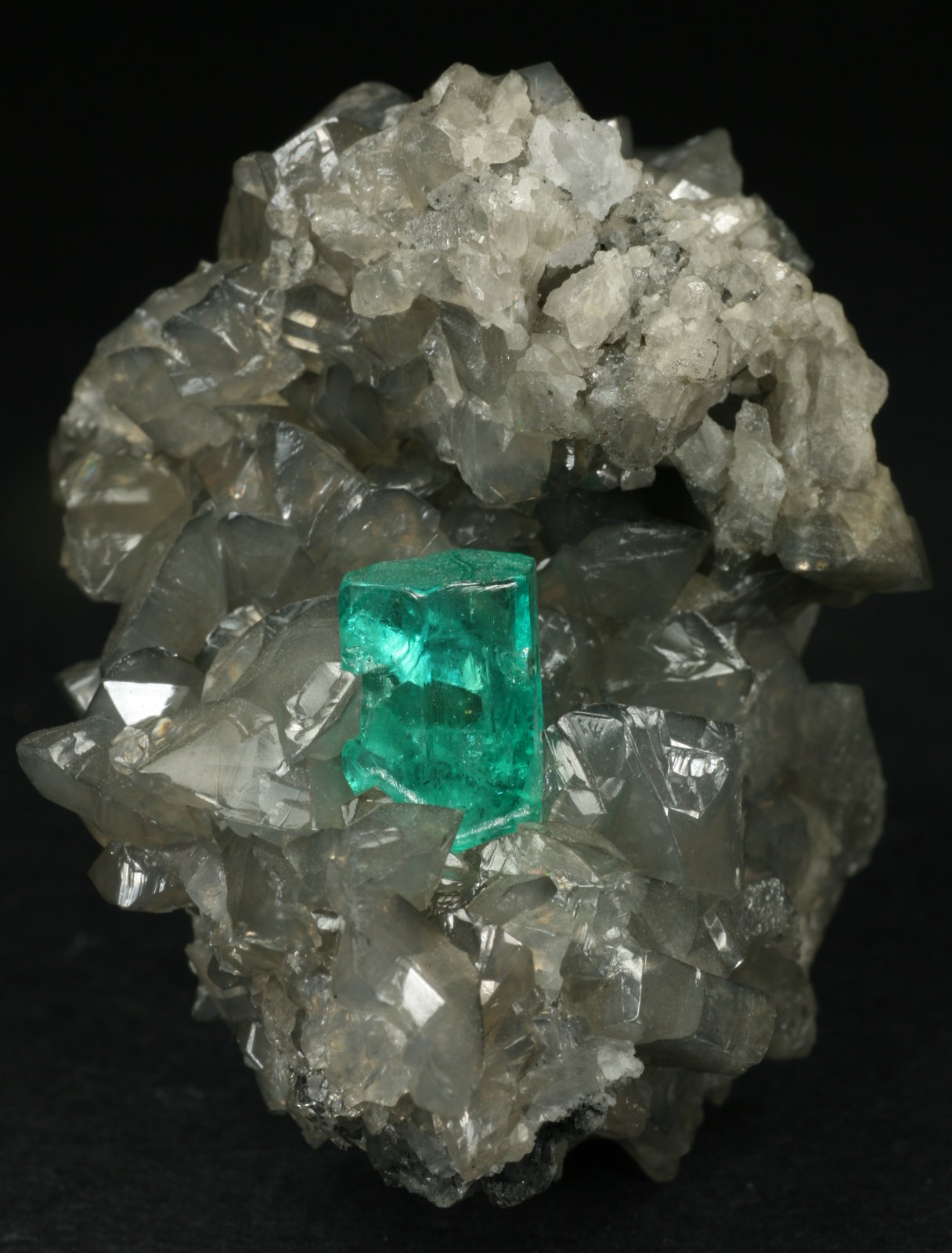 Beryl (variety emerald), Calcite
44x32x39mm  xl=9mm
(Autor: Fiebre Verde)