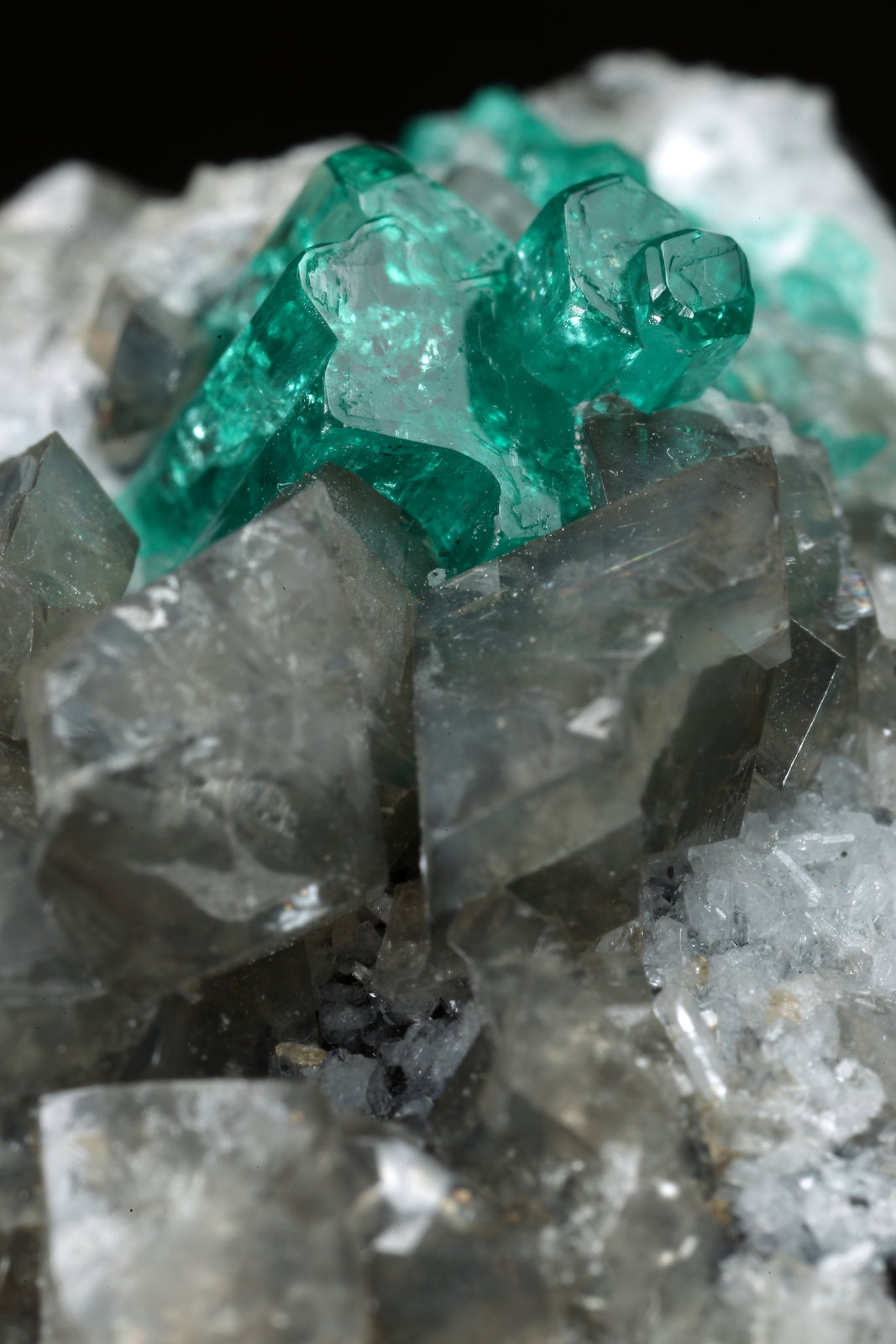 Beryl (variety emerald), Calcite, Dolomite
33x20x23mm, main aggregate=10x9mm
(Autor: Fiebre Verde)
