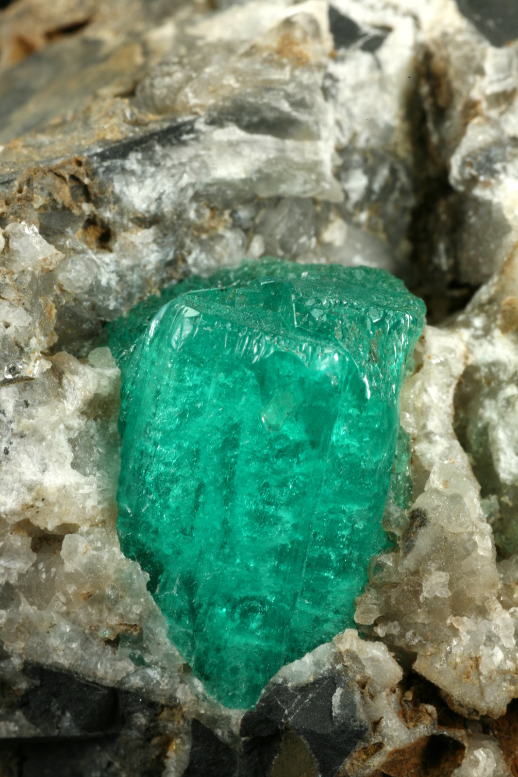 Beryl (variety emerald), Calcite
Detail - FOV=4cm
(Autor: Fiebre Verde)
