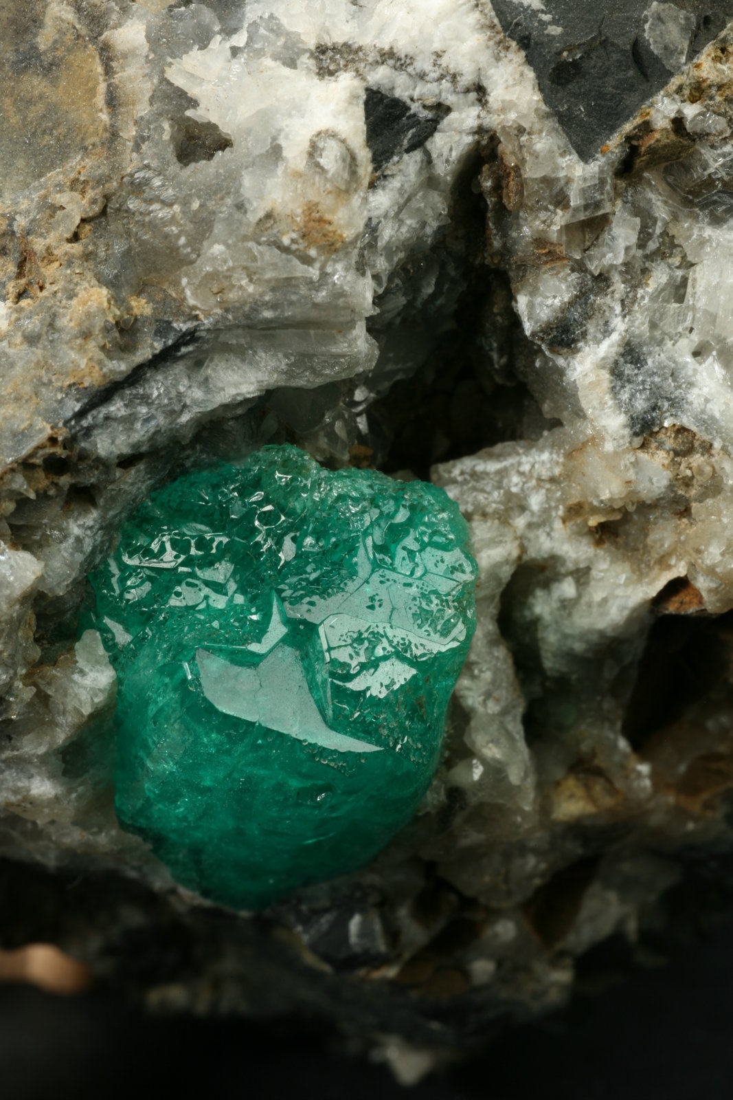 Beryl (variety emerald), Calcite
Detail - FOV=3cm
(Autor: Fiebre Verde)