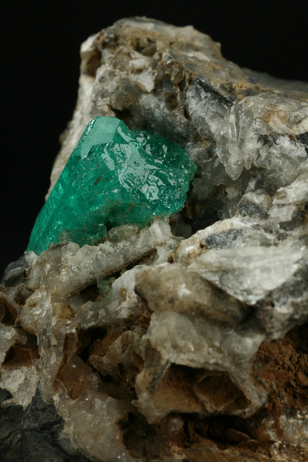 Beryl (variety emerald), Calcite
Detail - FOV=5cm
(Autor: Fiebre Verde)
