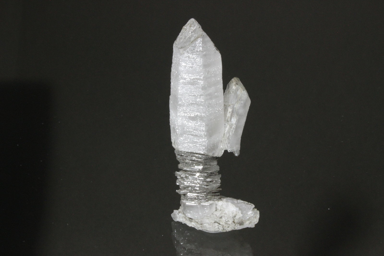 Quartz, Calcite
6.8 x 2.6 x 2.4 cm
(Autor: Don Lum)
