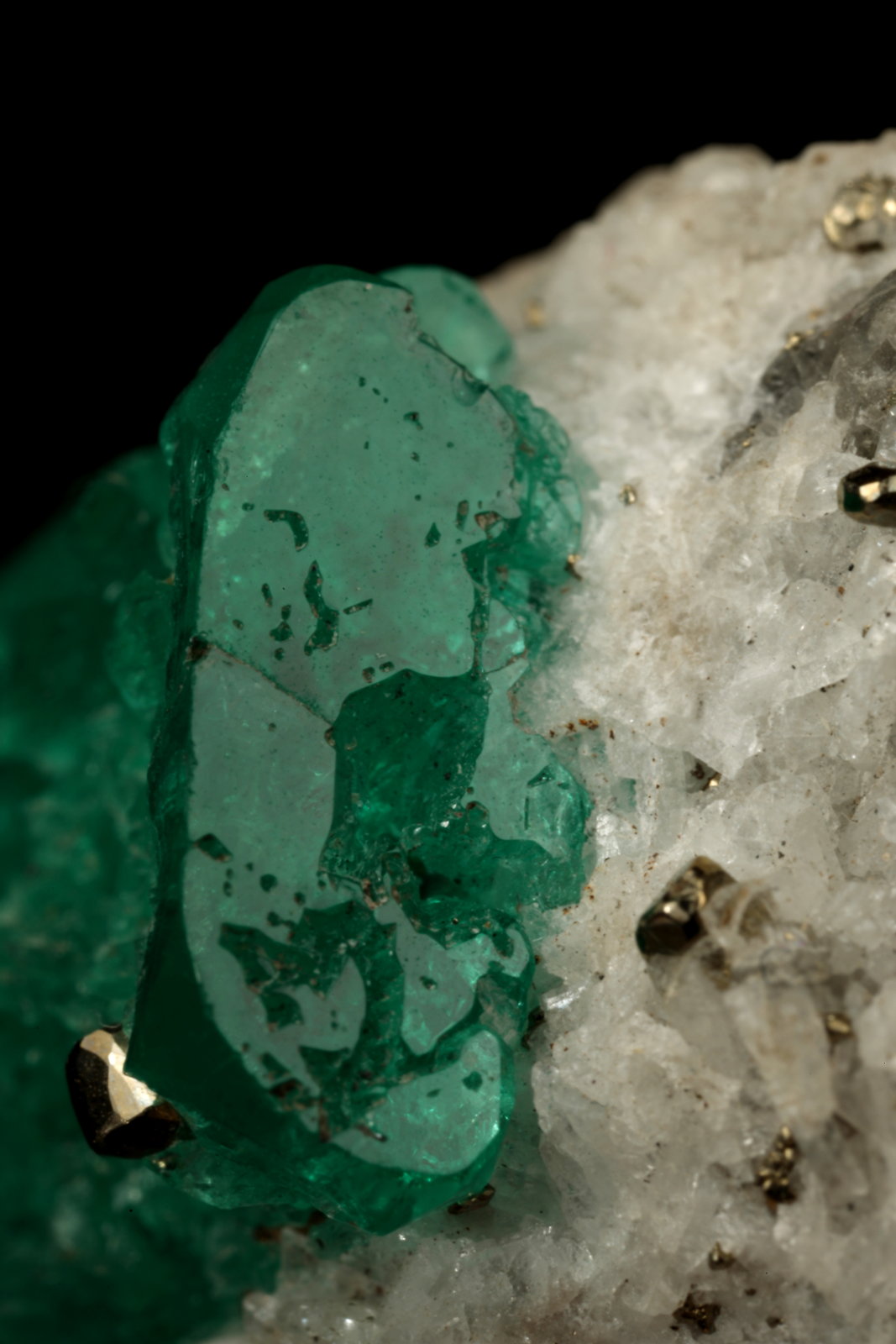 Beryl (variety emerald), Calcite, Pyrite
29x18x39mm, xl=24mm
(Autor: Fiebre Verde)