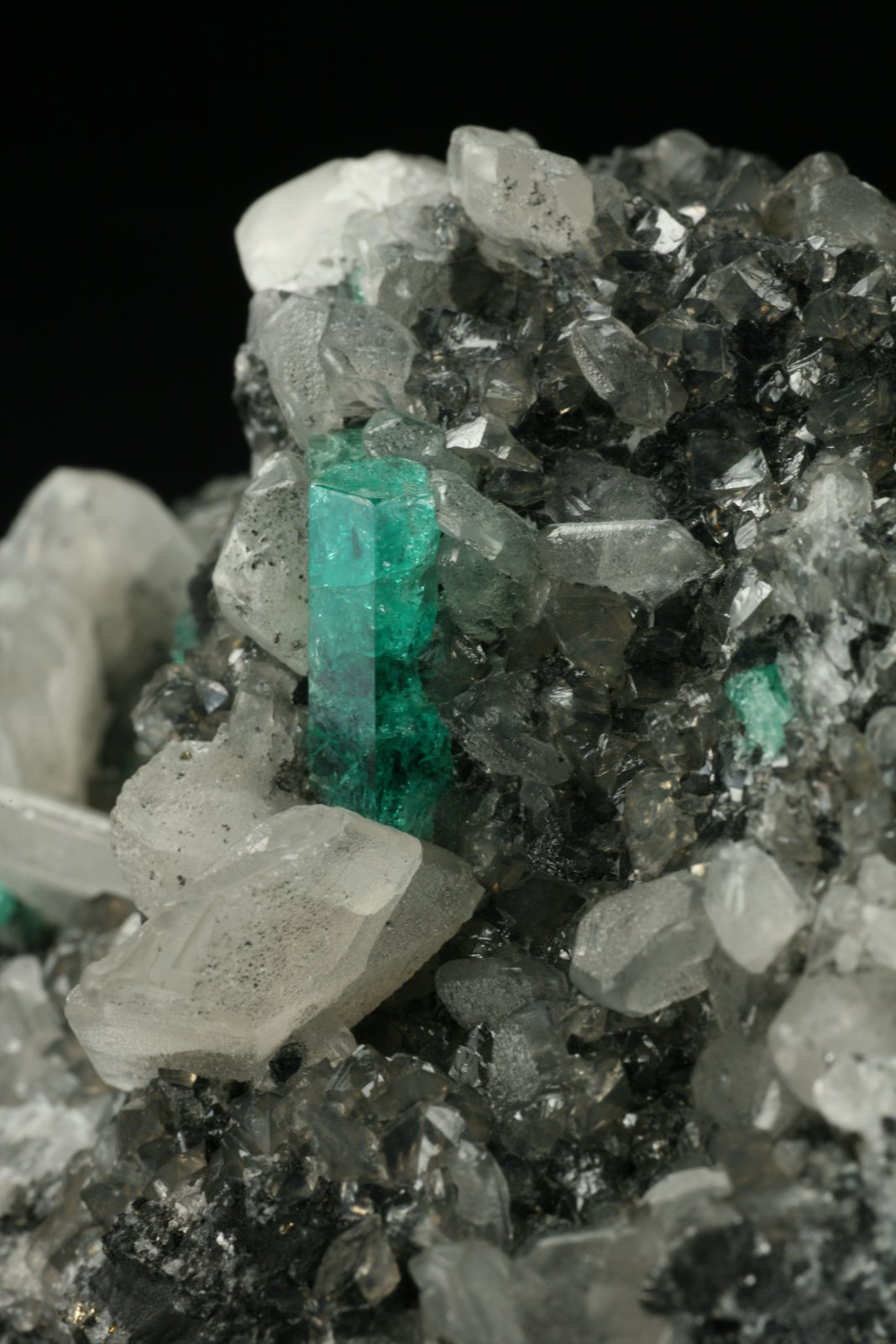 Beryl (variety emerald), Calcite
Detail - FOV=5cm
(Autor: Fiebre Verde)