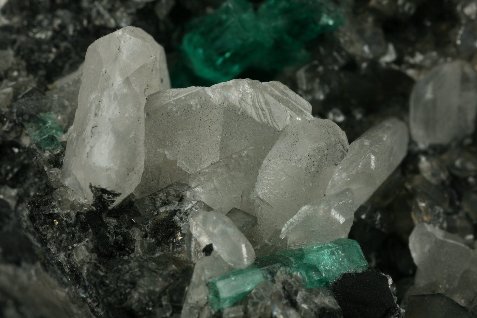 Beryl (variety emerald), Calcite
Detail - FOV=3.5cm
(Autor: Fiebre Verde)