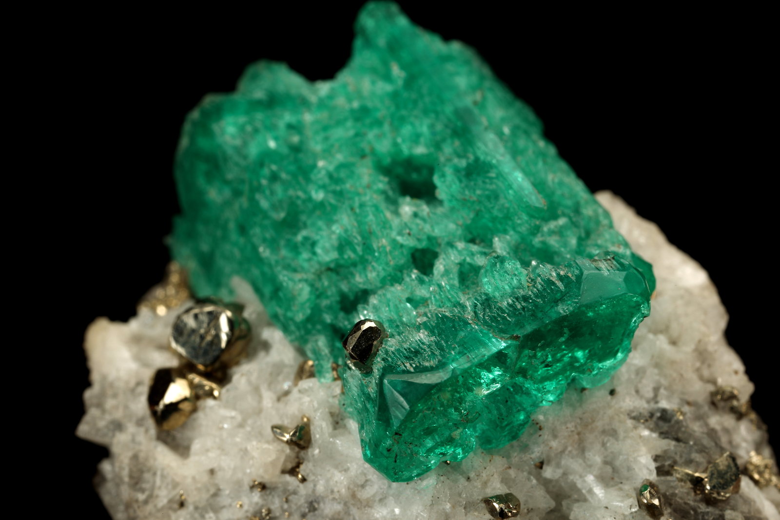 Beryl (variety emerald), Calcite, Pyrite
29x18x39mm, xl=24mm
(Autor: Fiebre Verde)