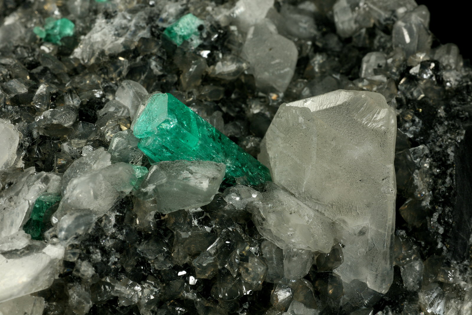 Beryl (variety emerald), Calcite, Pyrite
95x75x75mm, xl=15mm
(Autor: Fiebre Verde)