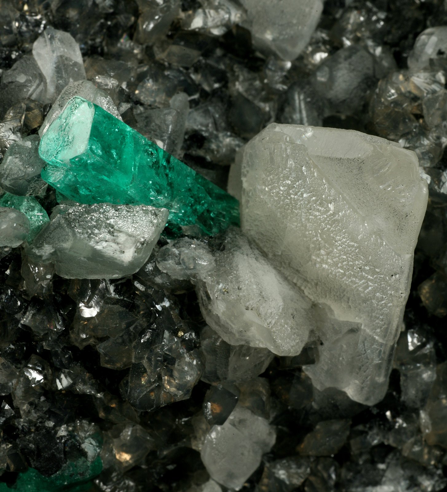 Beryl (variety emerald), Calcite, Pyrite
95x75x75mm, xl=15mm
(Autor: Fiebre Verde)