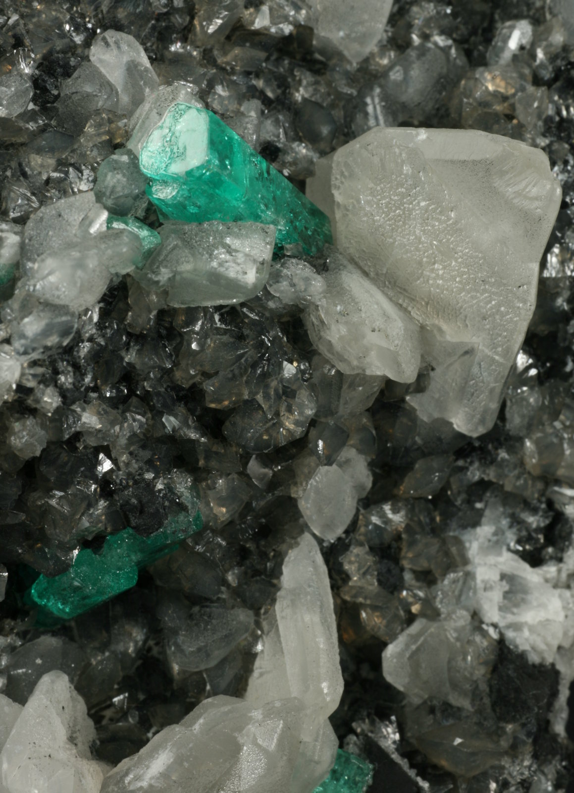 Beryl (variety emerald), Calcite
Detail - FOV=5cm
(Autor: Fiebre Verde)