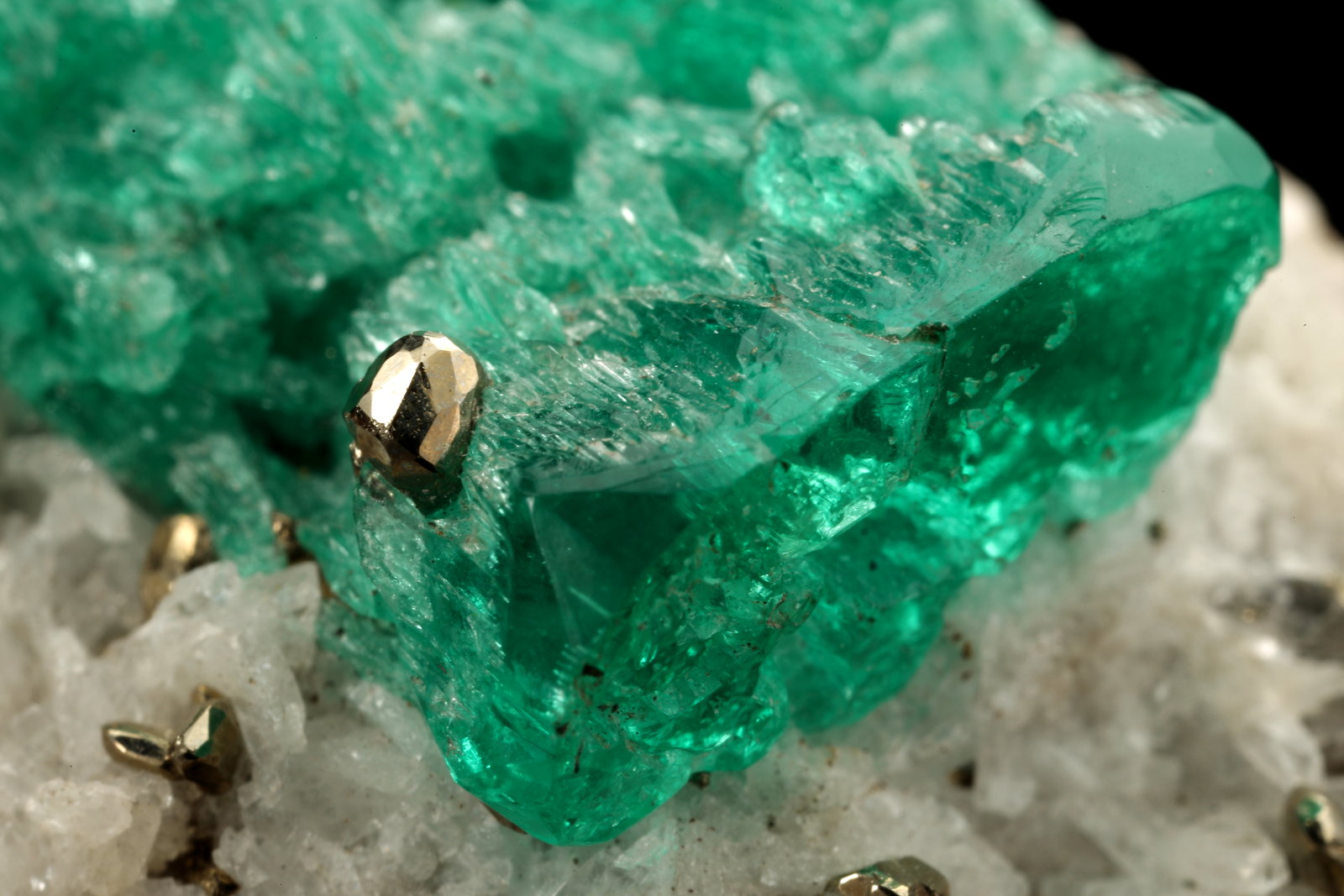 Beryl (variety emerald), Calcite, Pyrite
29x18x39mm, xl=24mm
(Autor: Fiebre Verde)
