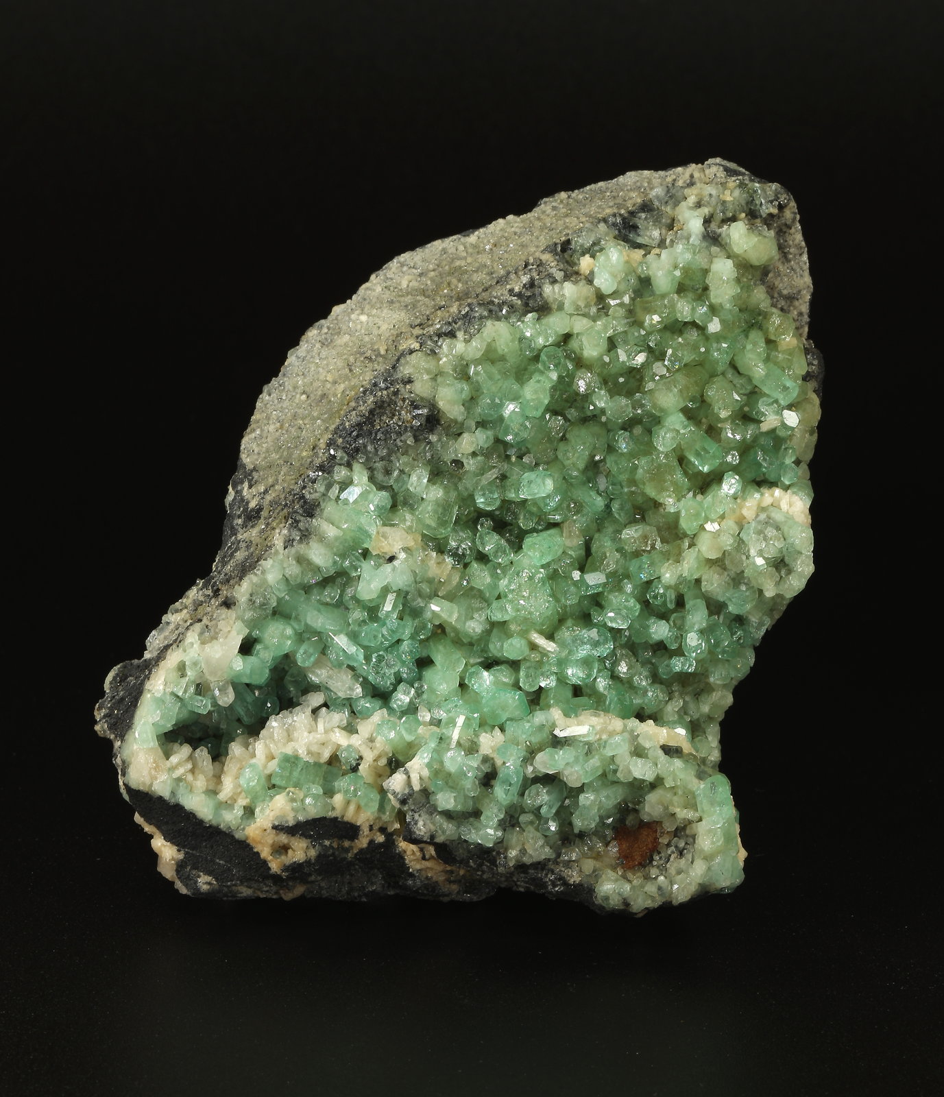Beryl (variety emerald), Albite (variety cleavelandite), Quartz, Calcite
96x75x33mm, xls up to 10mm
(Autor: Fiebre Verde)