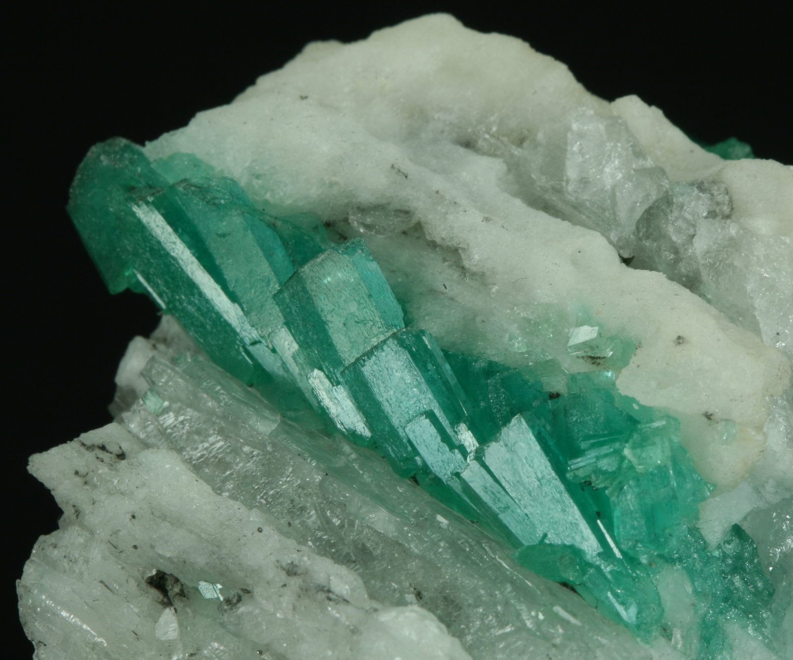 Beryl (variety emerald), Calcite
Detail - FOV=5cm
(Autor: Fiebre Verde)