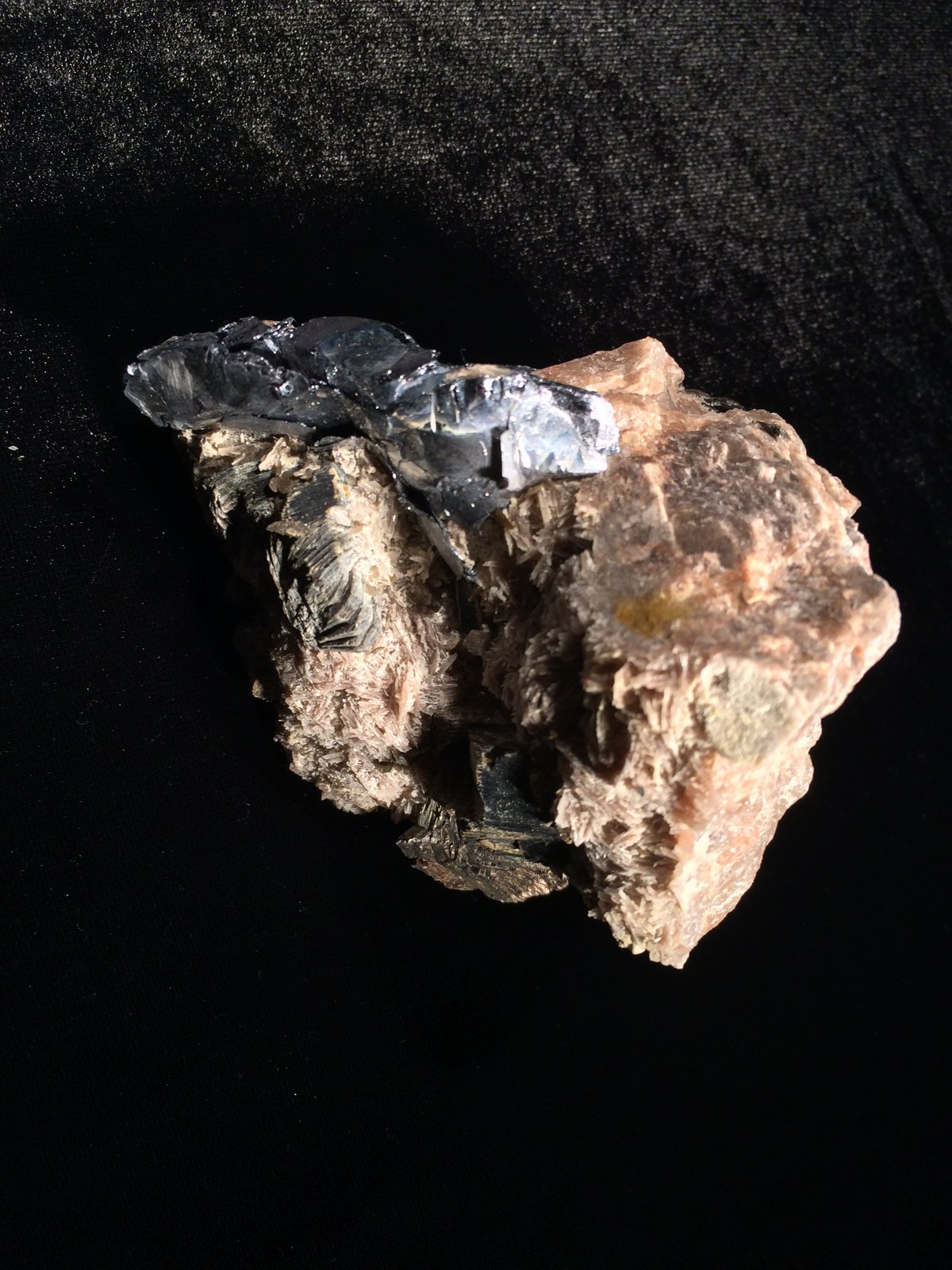 Molybdenite, Biotite, Feldspar
100 mm X 85 mm X 85
(Autor: Robert Seitz)