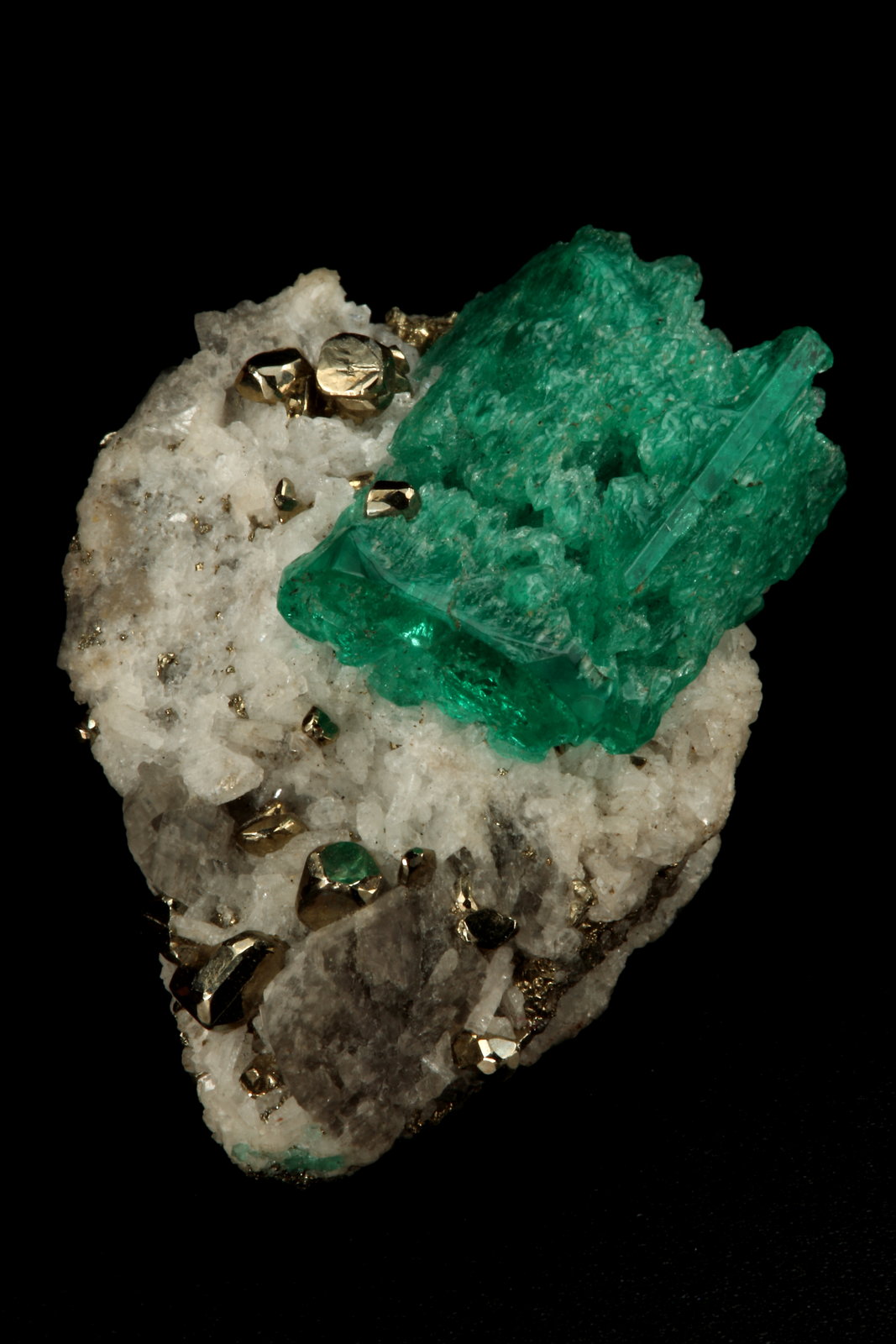 Beryl (variety emerald), Calcite, Pyrite
29x18x39mm, xl=24mm
(Autor: Fiebre Verde)