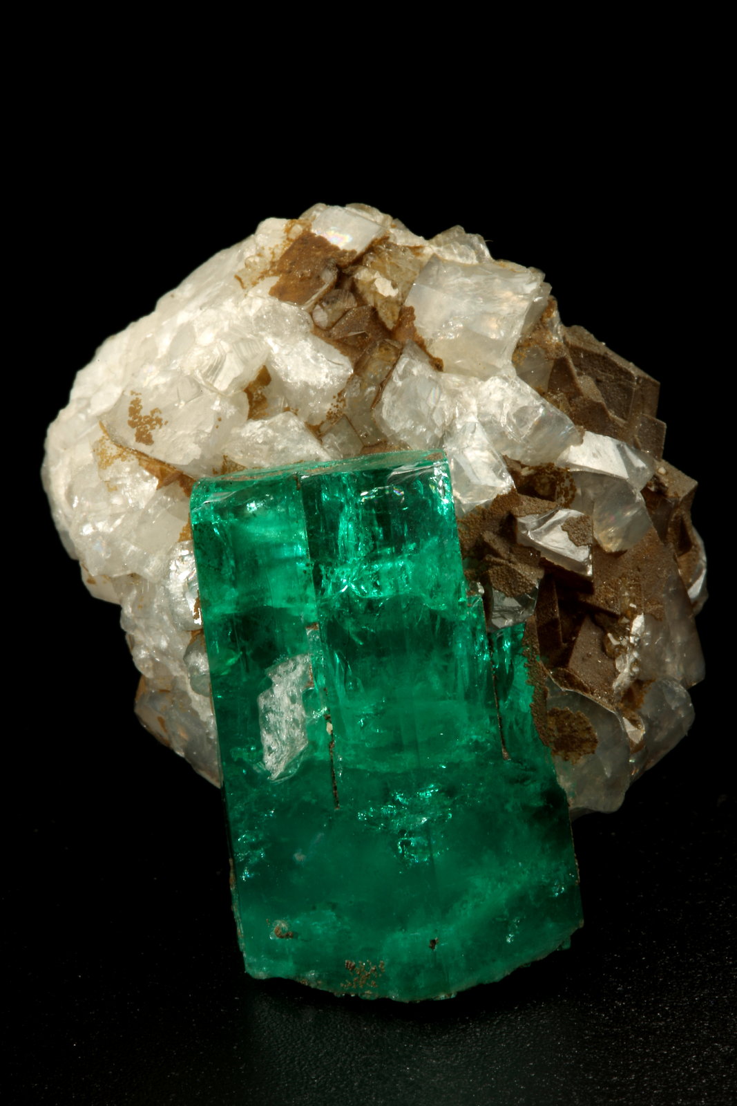 Beryl (variety emerald), Calcite
32x25x32mm, xl=25mm
(Autor: Fiebre Verde)