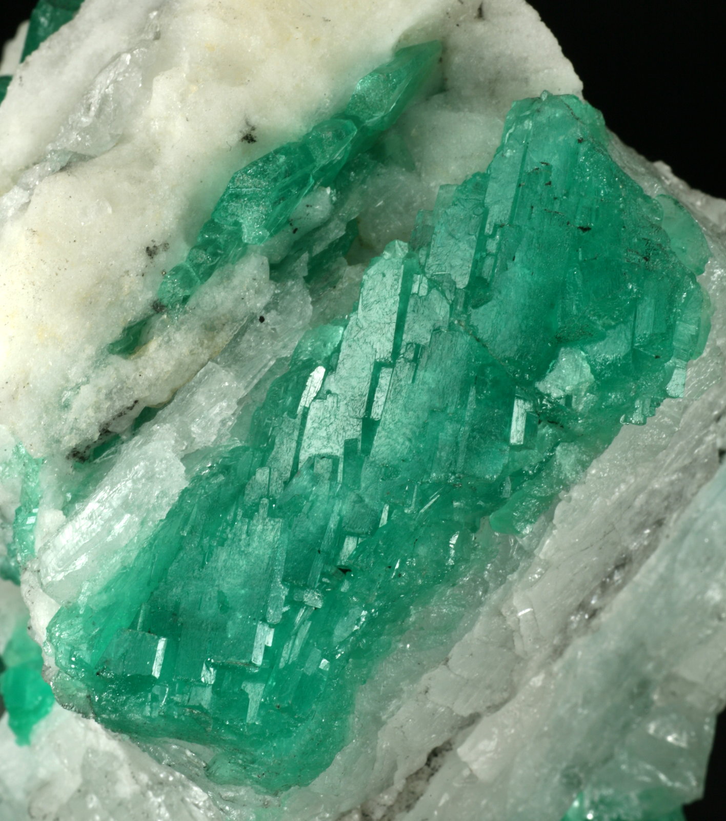 Beryl (variety emerald), Calcite
Detail - FOV=6cm
(Autor: Fiebre Verde)
