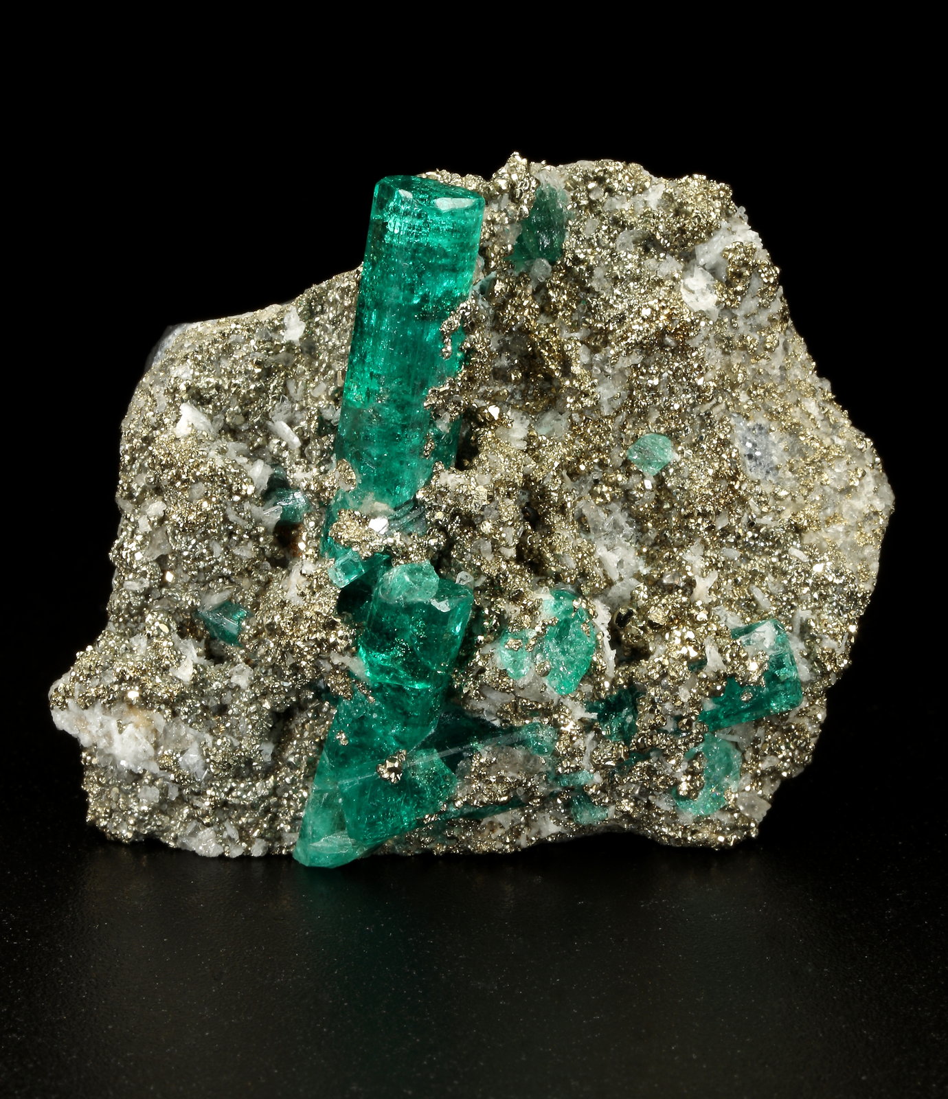 Beryl (variety emerald), Albite (variety cleavelandite), Pyrite
38x35x18mm, largest xl=20mm
(Autor: Fiebre Verde)