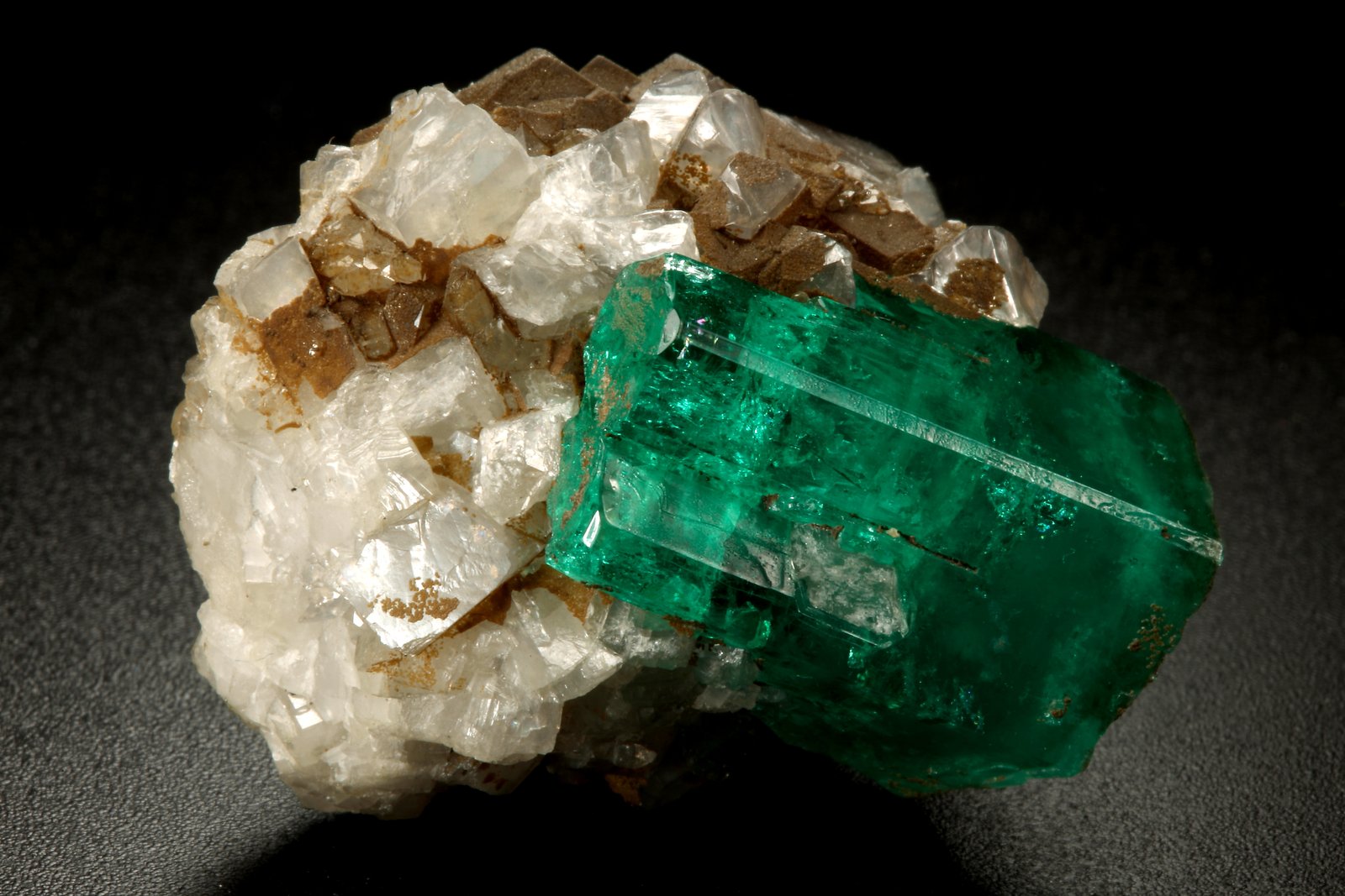 Beryl (variety emerald), Calcite
32x25x32mm, xl=25mm
(Autor: Fiebre Verde)