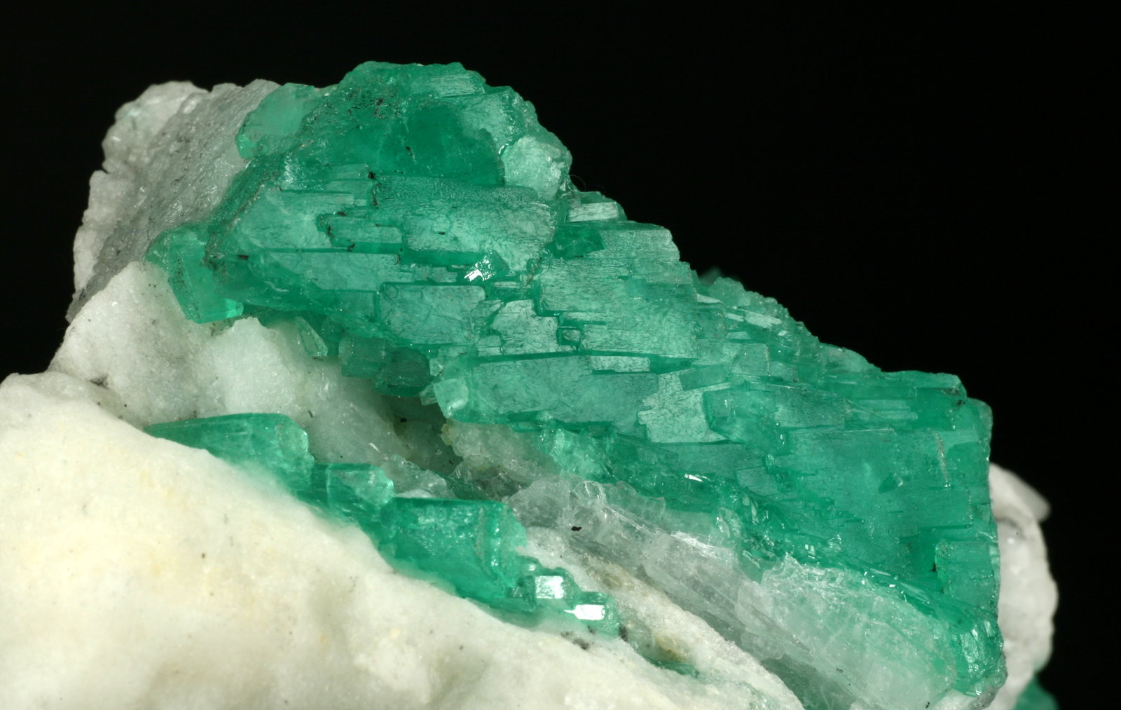 Beryl (variety emerald), Calcite
Detail - FOV=6cm
(Autor: Fiebre Verde)