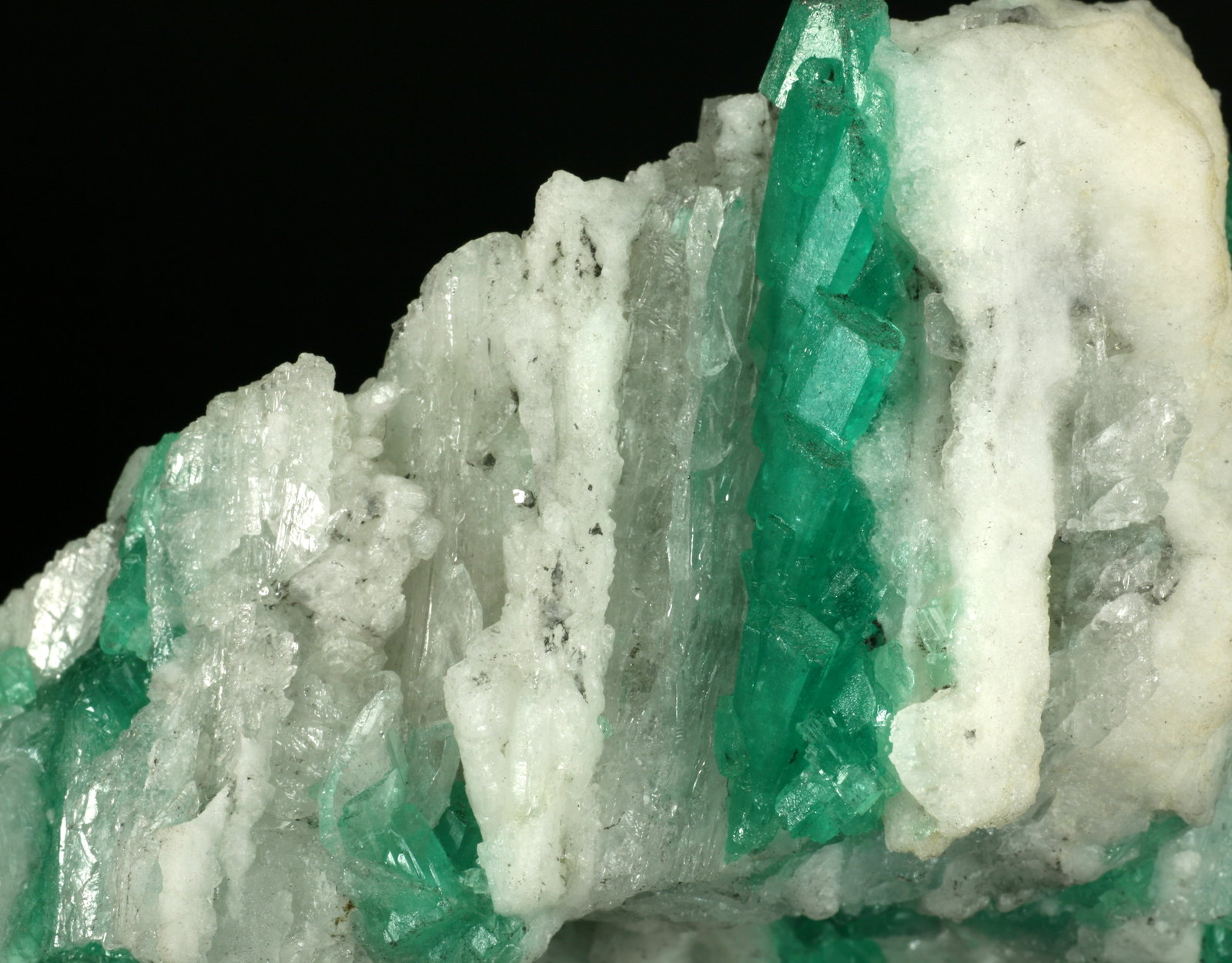Beryl (variety emerald), Calcite
Detail - FOV=7cm
(Autor: Fiebre Verde)