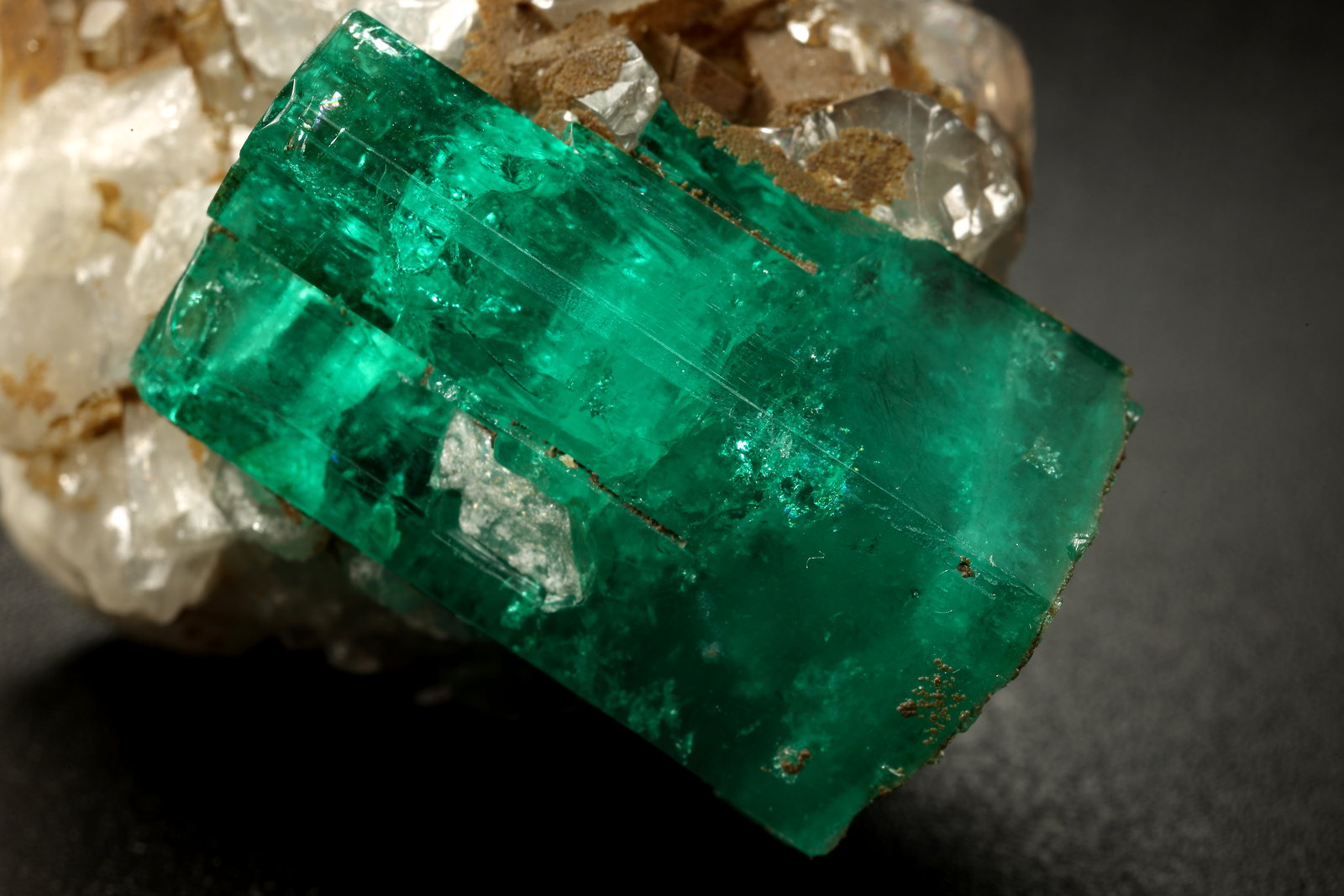 Beryl (variety emerald), Calcite
32x25x32mm, xl=25mm
(Autor: Fiebre Verde)