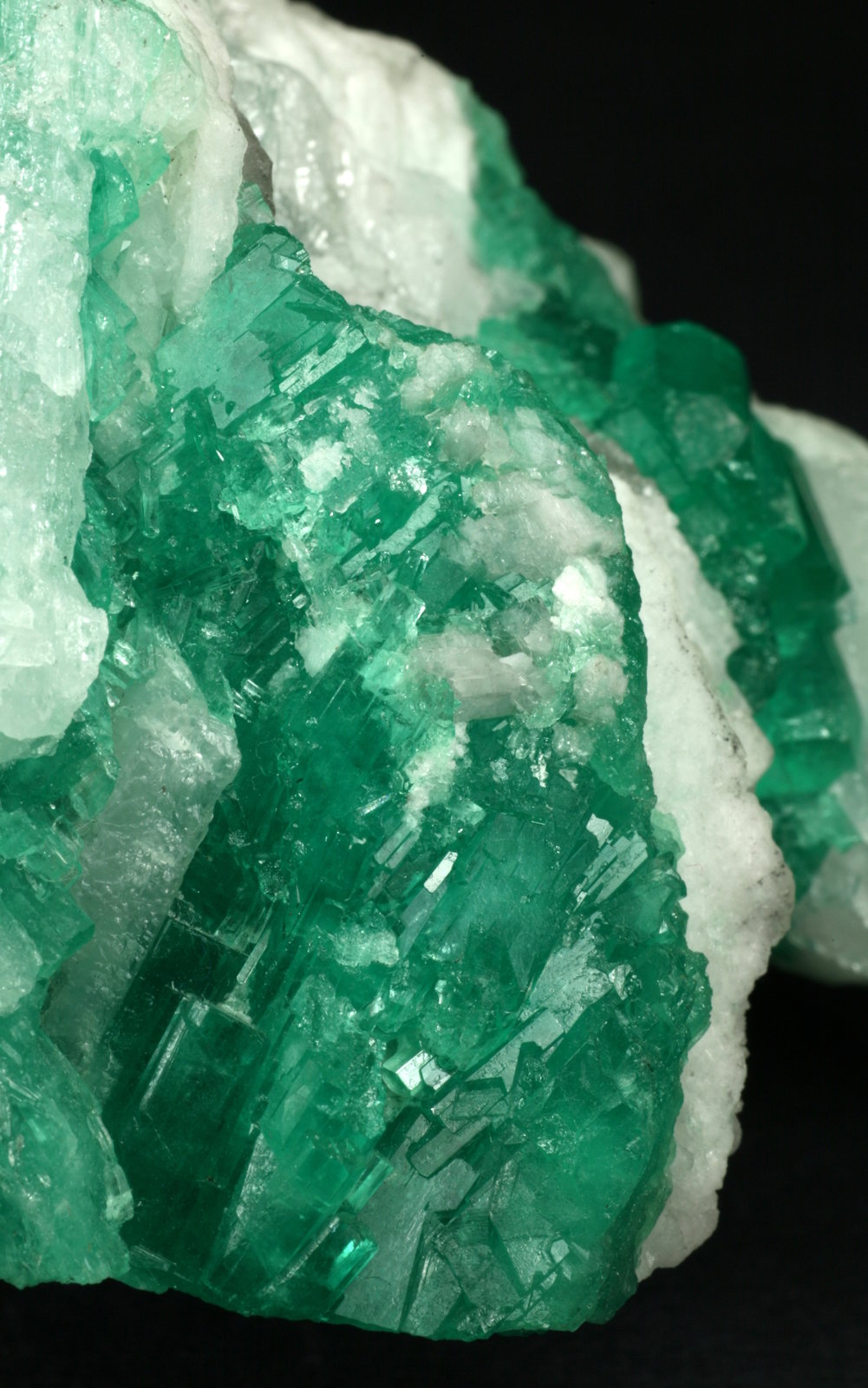 Beryl (variety emerald), Calcite
Detail - FOV=4cm
(Autor: Fiebre Verde)