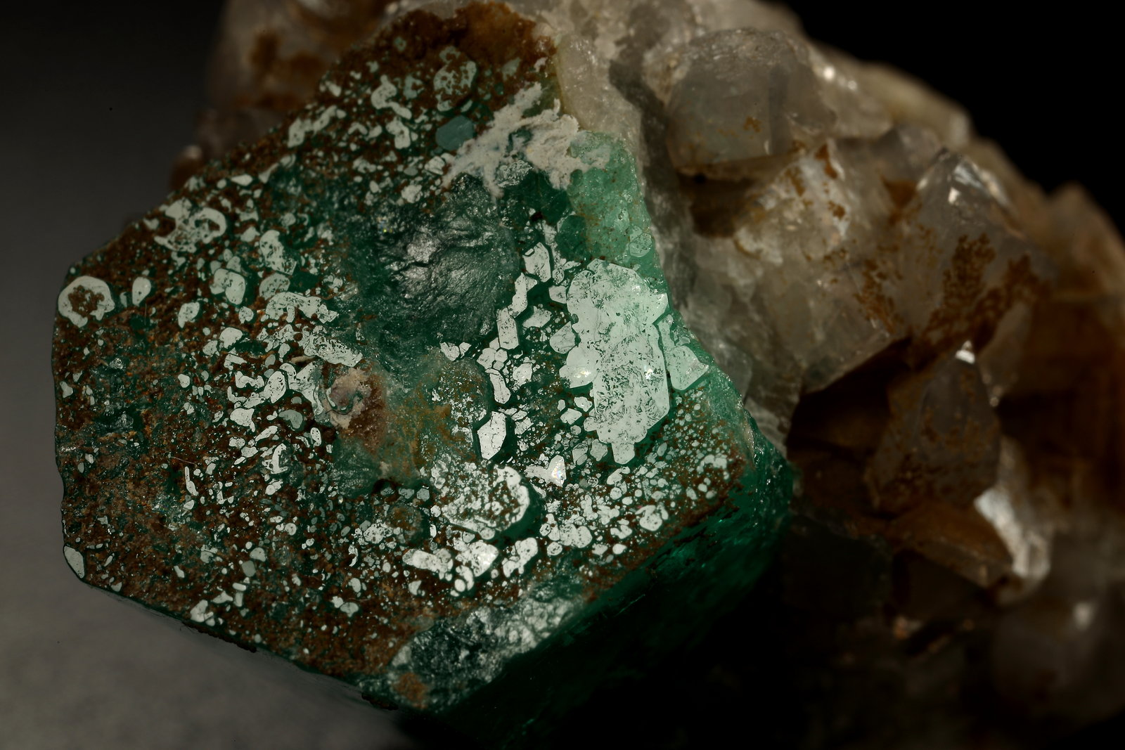 Beryl (variety emerald), Calcite
32x25x32mm, xl=25mm
(Autor: Fiebre Verde)
