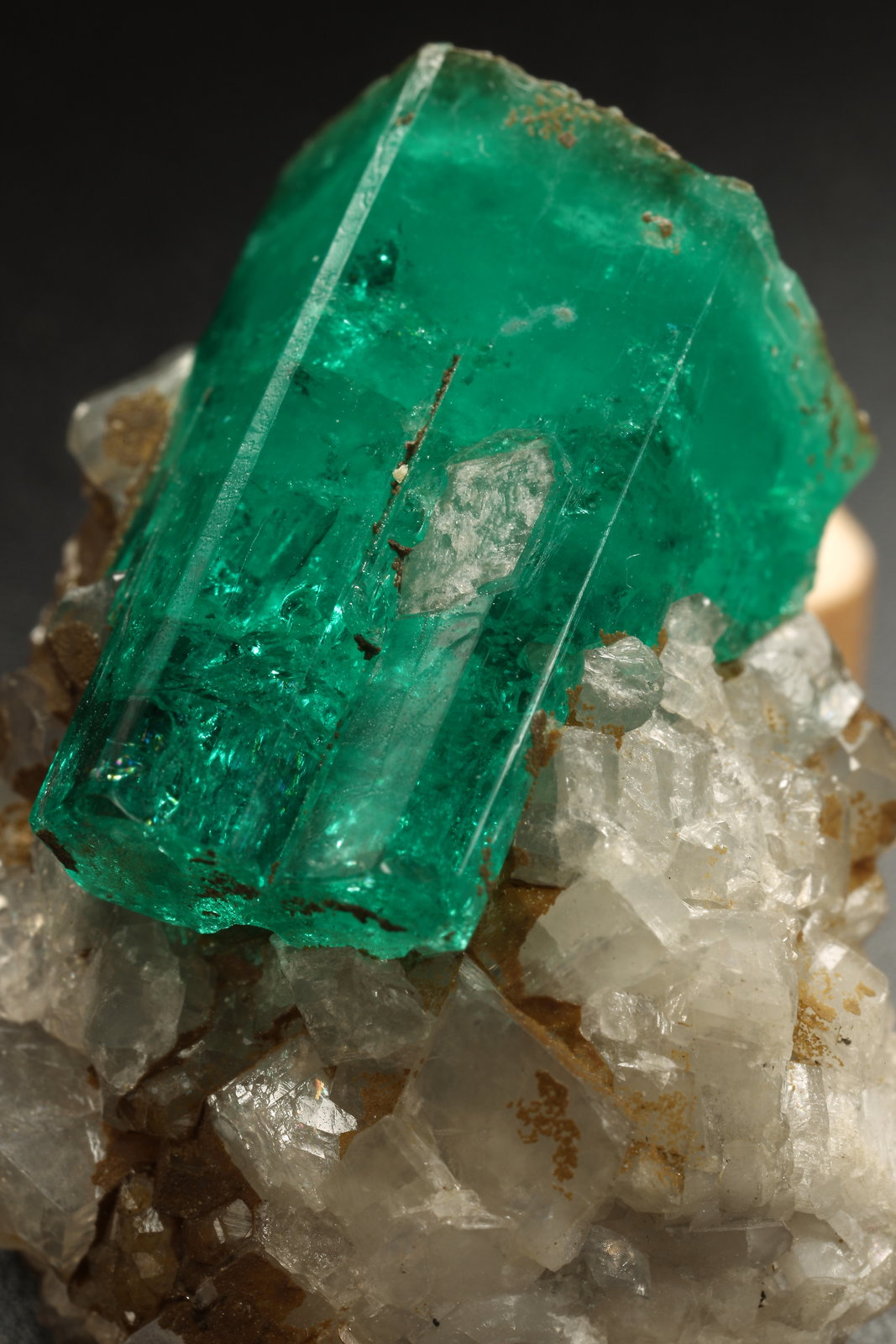 Beryl (variety emerald), Calcite
32x25x32mm, xl=25mm
(Autor: Fiebre Verde)