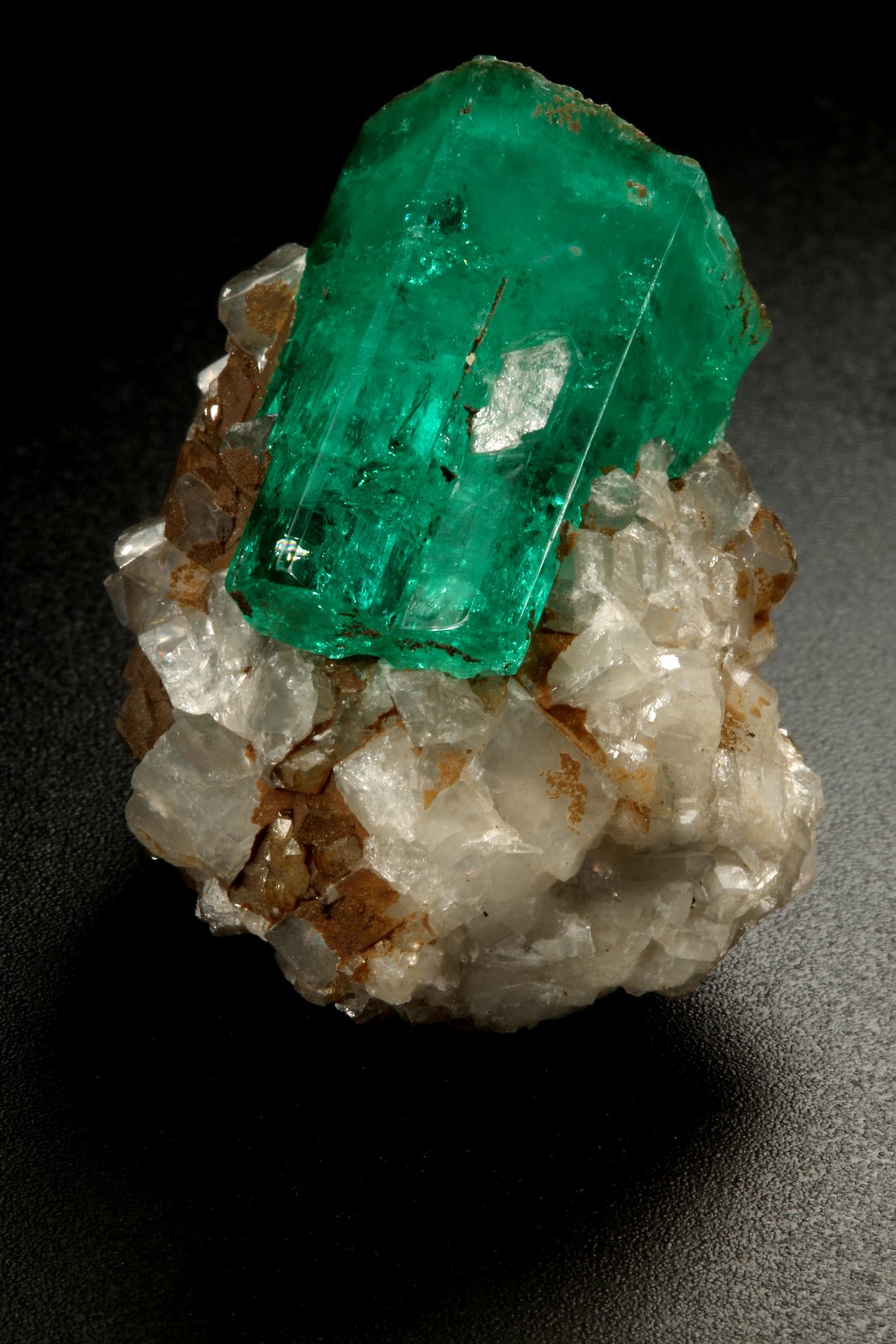 Beryl (variety emerald), Calcite
32x25x32mm, xl=25mm
(Autor: Fiebre Verde)