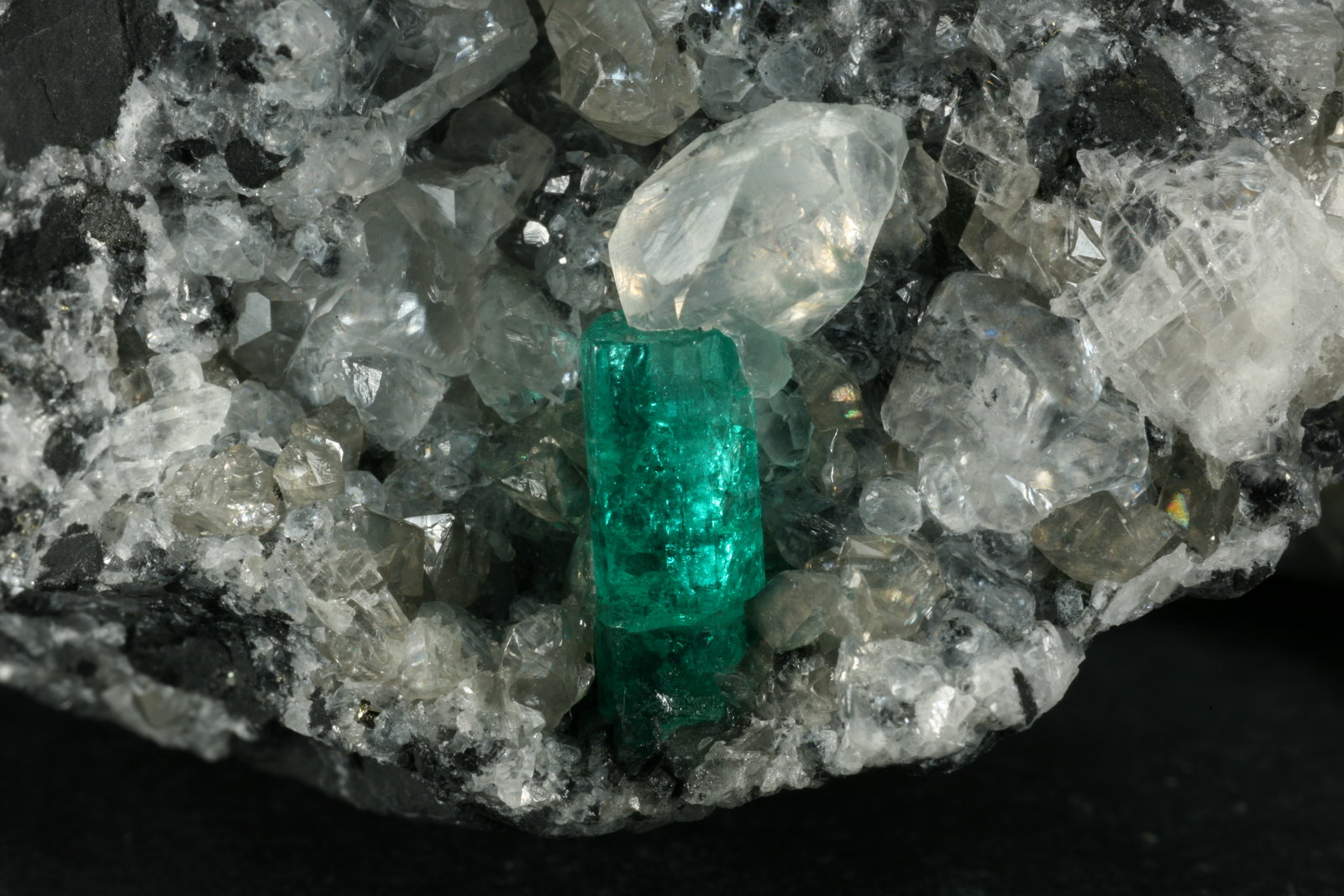 Beryl (variety emerald), Calcite
Detail - FOV=2cm
(Autor: Fiebre Verde)