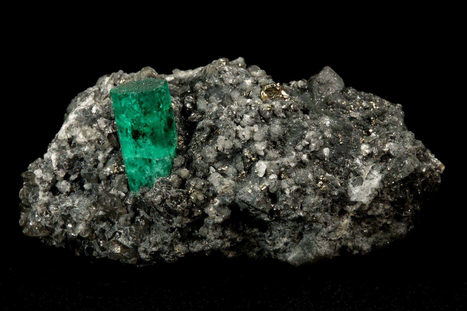 Beryl (variety emerald), Calcite, Pyrite
59x34x28mm, xl=15mm
(Autor: Fiebre Verde)