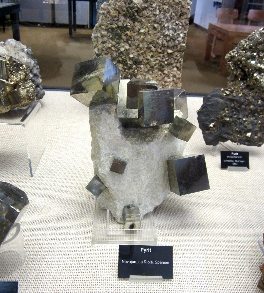 Pyrite
~ 18 cm
(Autor: Tobi)