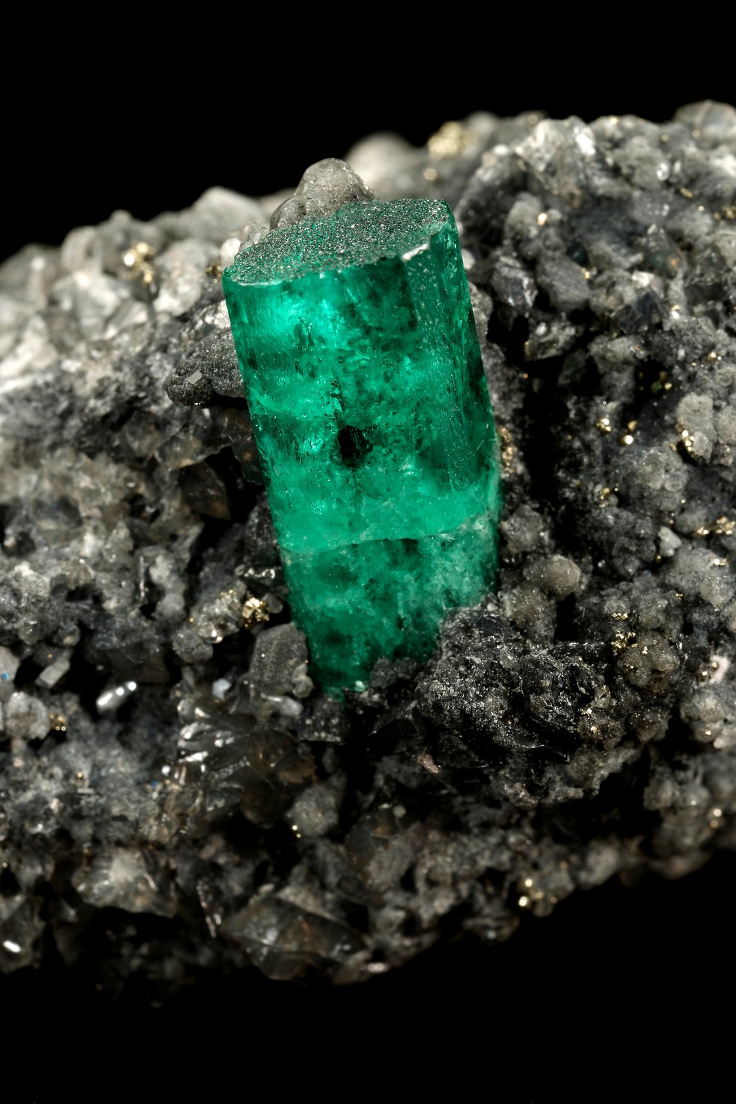 Beryl (variety emerald), Calcite, Pyrite
59x34x28mm, xl=15mm
(Autor: Fiebre Verde)