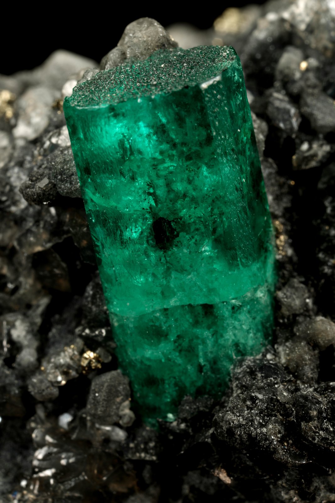 Beryl (variety emerald), Calcite, Pyrite
59x34x28mm, xl=15mm
(Autor: Fiebre Verde)
